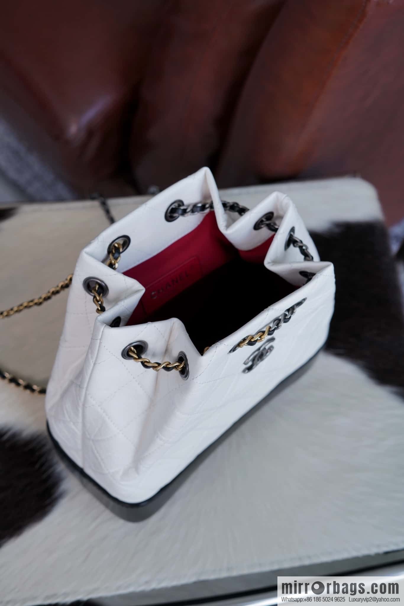 𝗖𝗵𝗮𝗻𝗲𝗹 𝗚𝗮𝗯𝗿𝗶𝗲𝗹𝗹𝗲 stray backpack, black and white 🔘 A94485