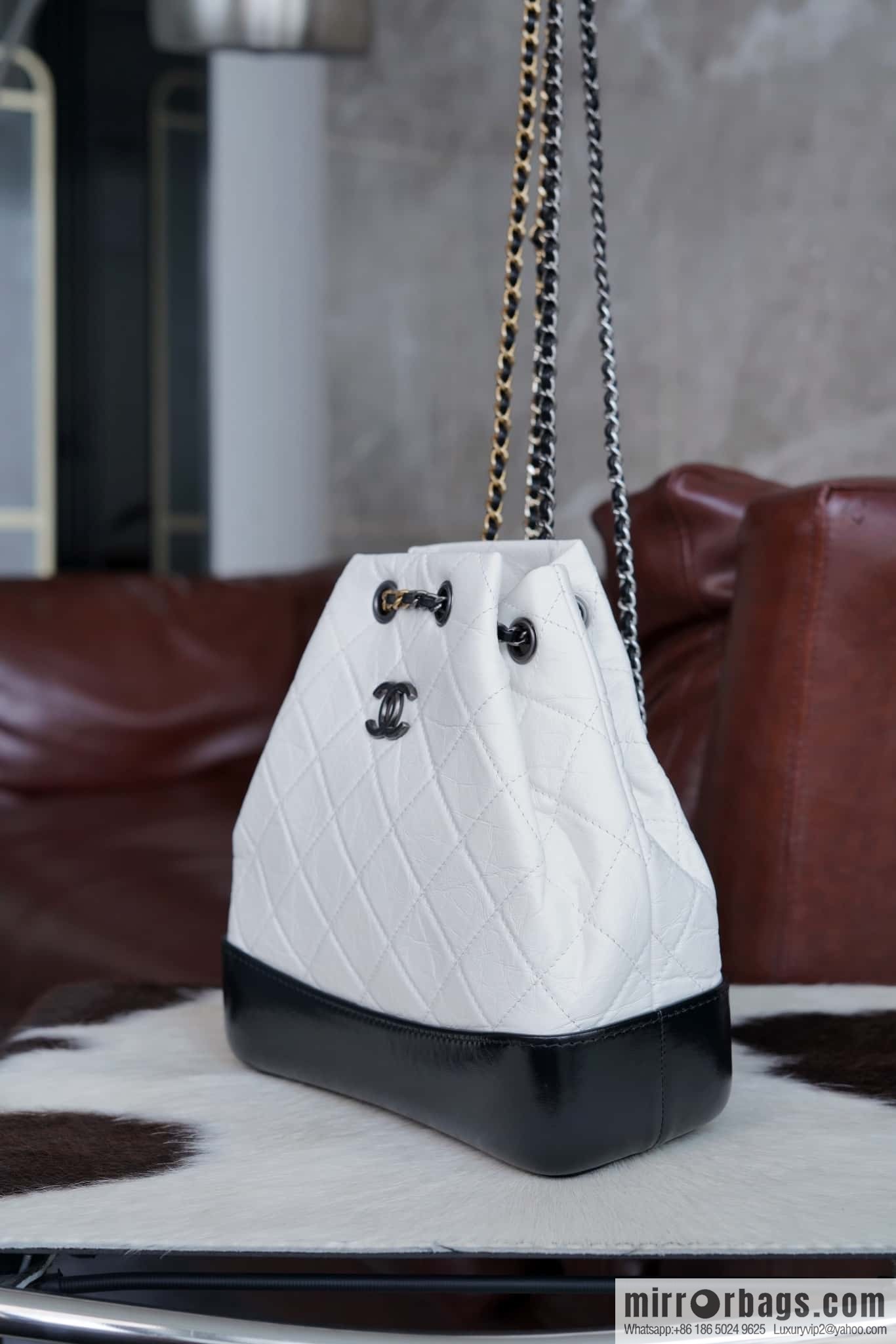 𝗖𝗵𝗮𝗻𝗲𝗹 𝗚𝗮𝗯𝗿𝗶𝗲𝗹𝗹𝗲 stray backpack, black and white 🔘 A94485