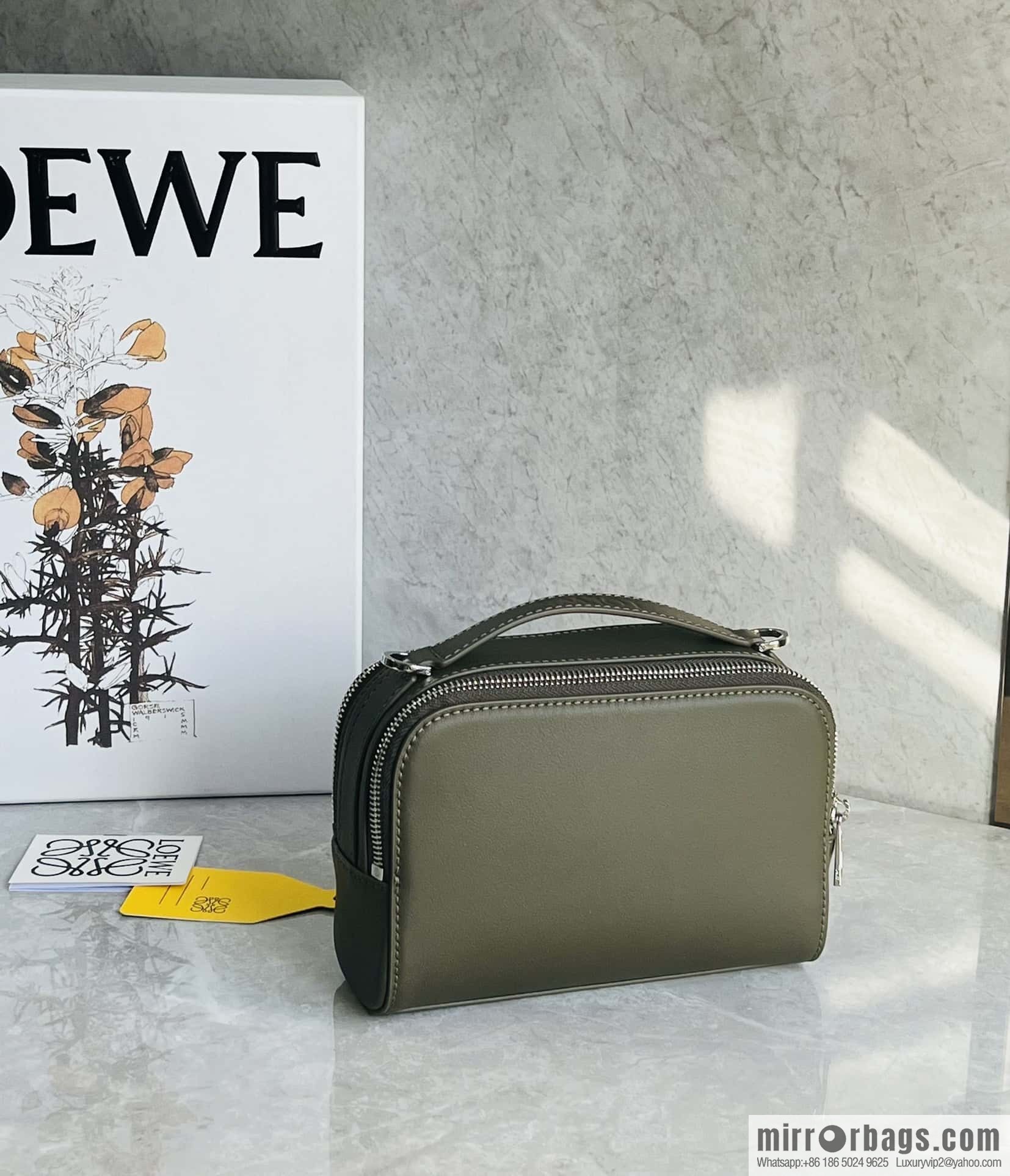 LOEWE horizontal version, couple model, camera bag 0688 green.