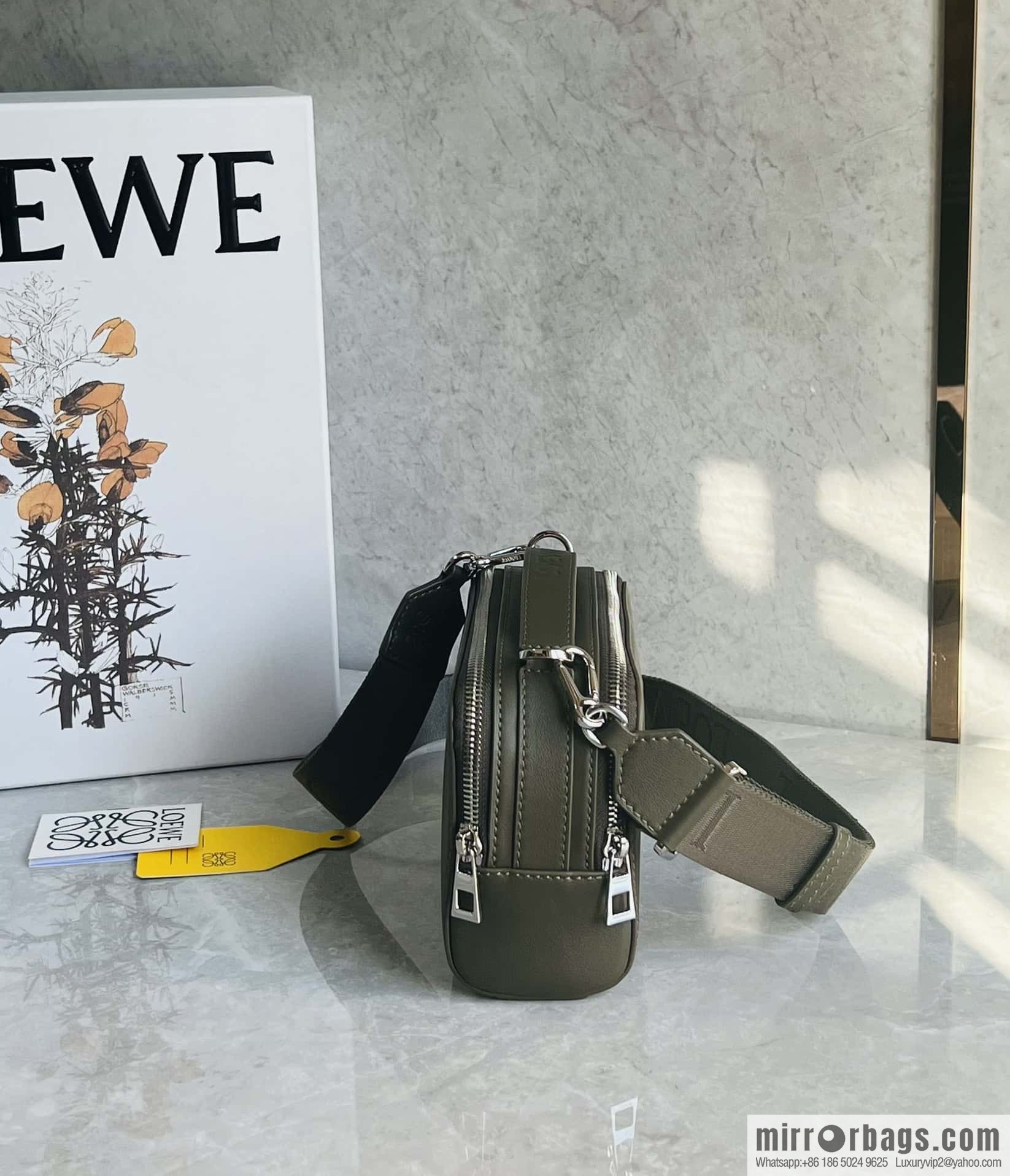 LOEWE horizontal version, couple model, camera bag 0688 green.