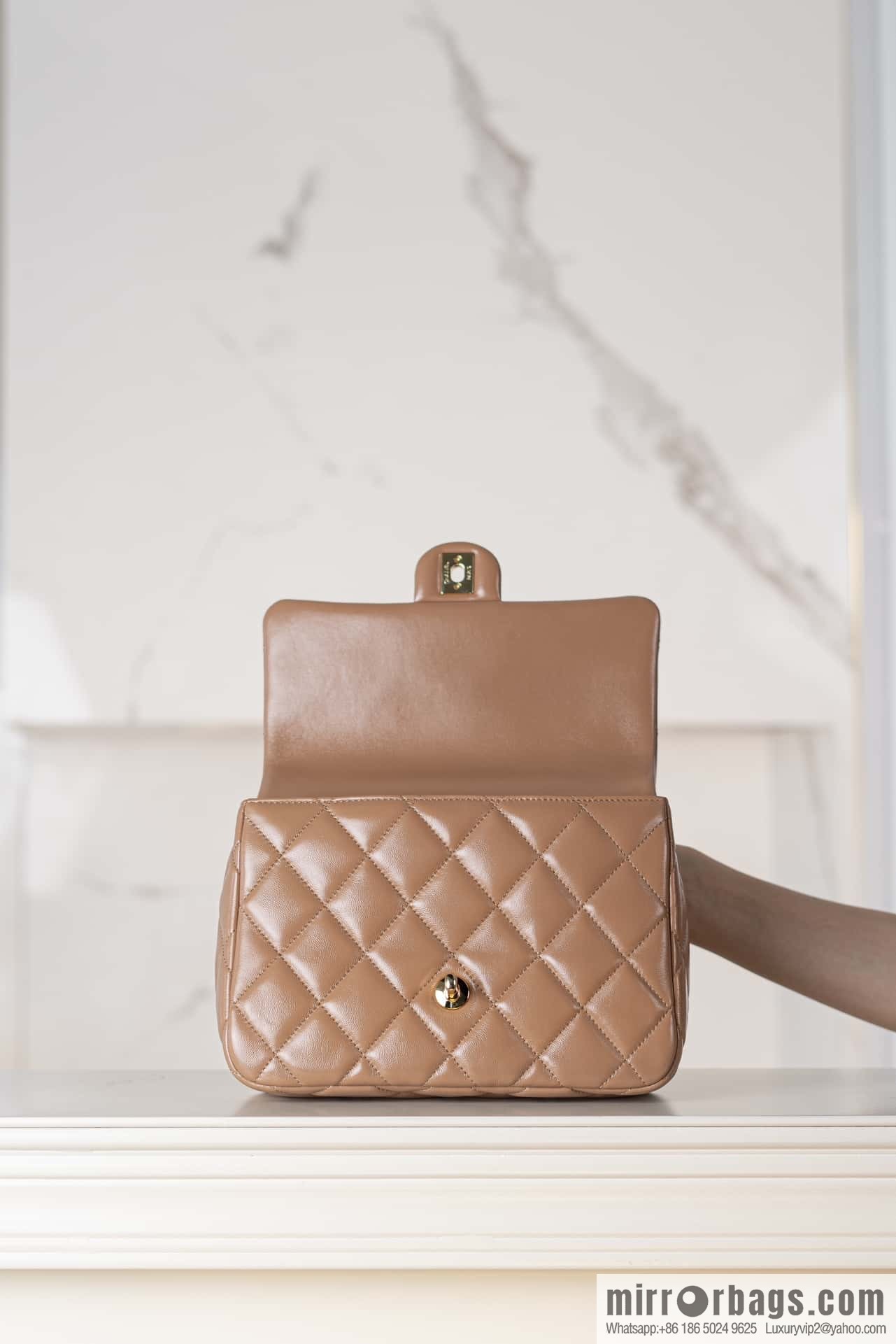 𝐂𝐇𝐀𝐍𝐄𝐋 𝟐𝟒𝐛 Flap New Coarse Chain Handle, Milk Tea Apricot, Large AS5043