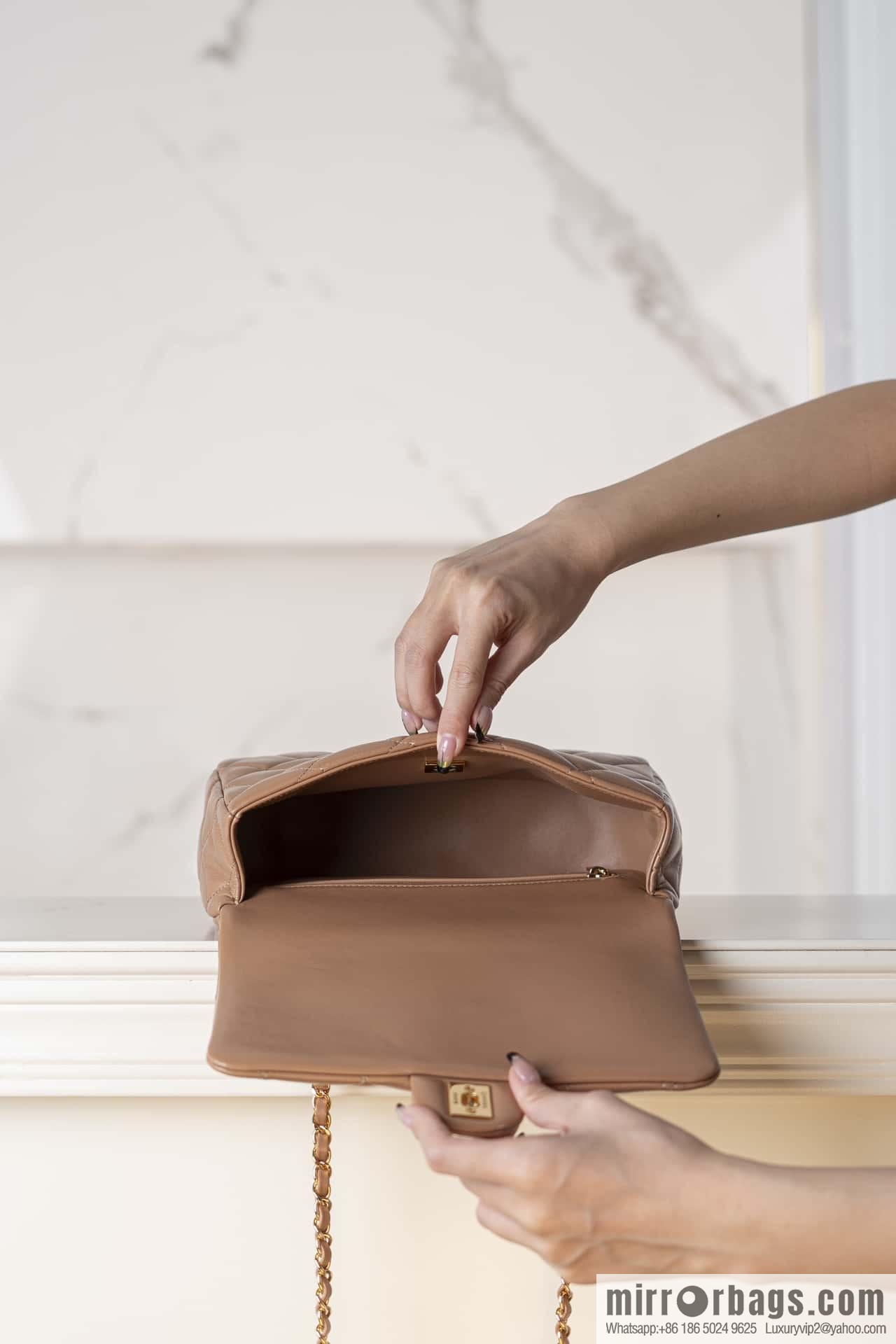 𝐂𝐇𝐀𝐍𝐄𝐋 𝟐𝟒𝐛 Flap New Coarse Chain Handle, Milk Tea Apricot, Large AS5043