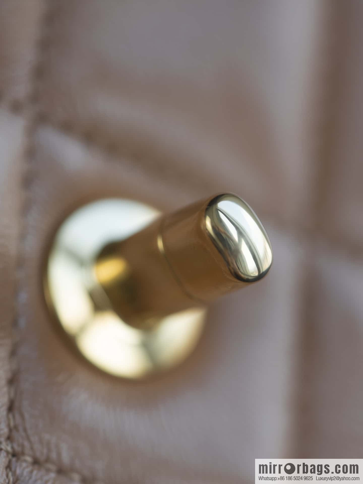 𝐂𝐇𝐀𝐍𝐄𝐋 𝟐𝟒𝐛 Flap New Coarse Chain Handle, Milk Tea Apricot, Large AS5043