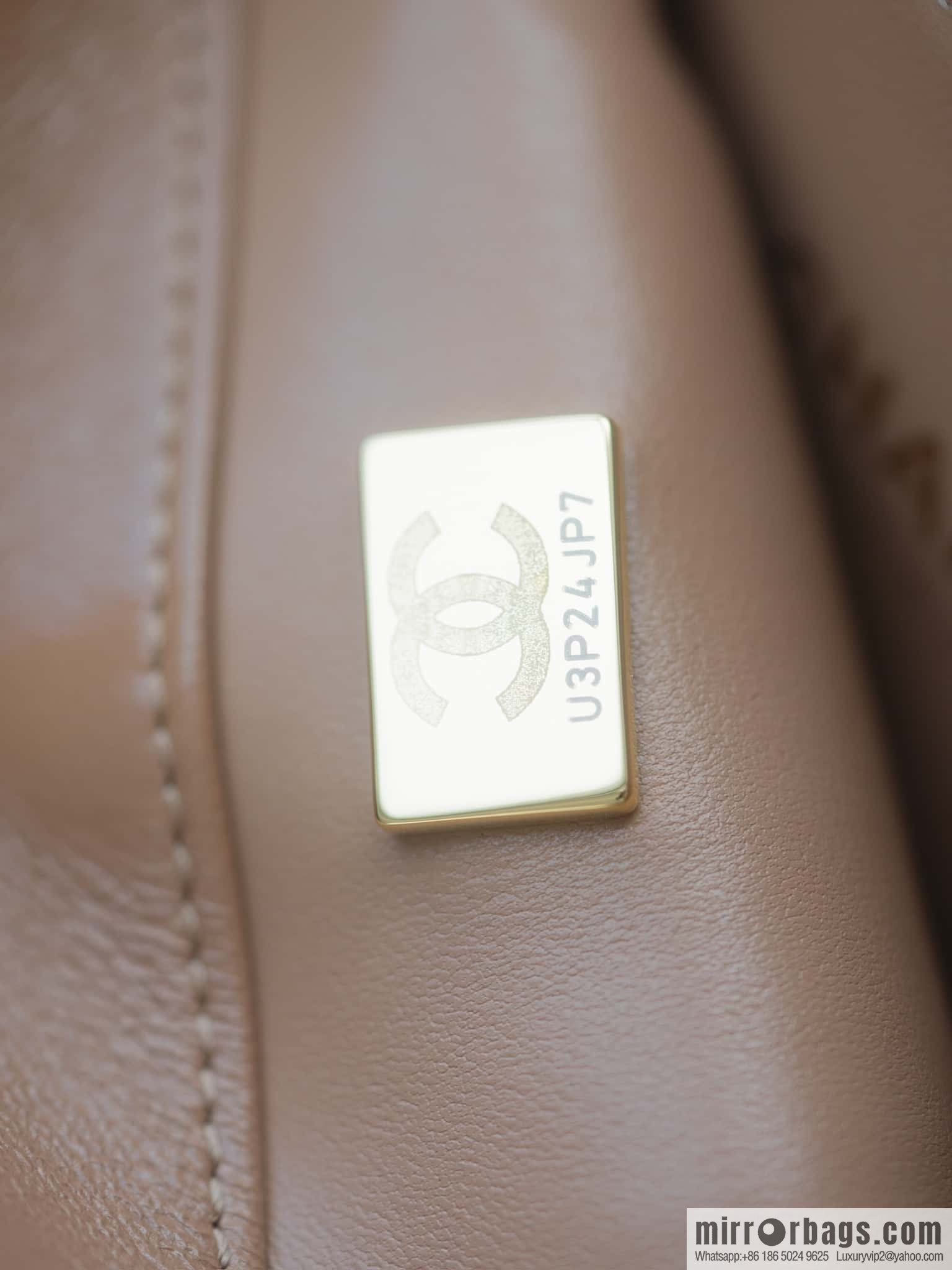 𝐂𝐇𝐀𝐍𝐄𝐋 𝟐𝟒𝐛 Flap New Coarse Chain Handle, Milk Tea Apricot, Large AS5043