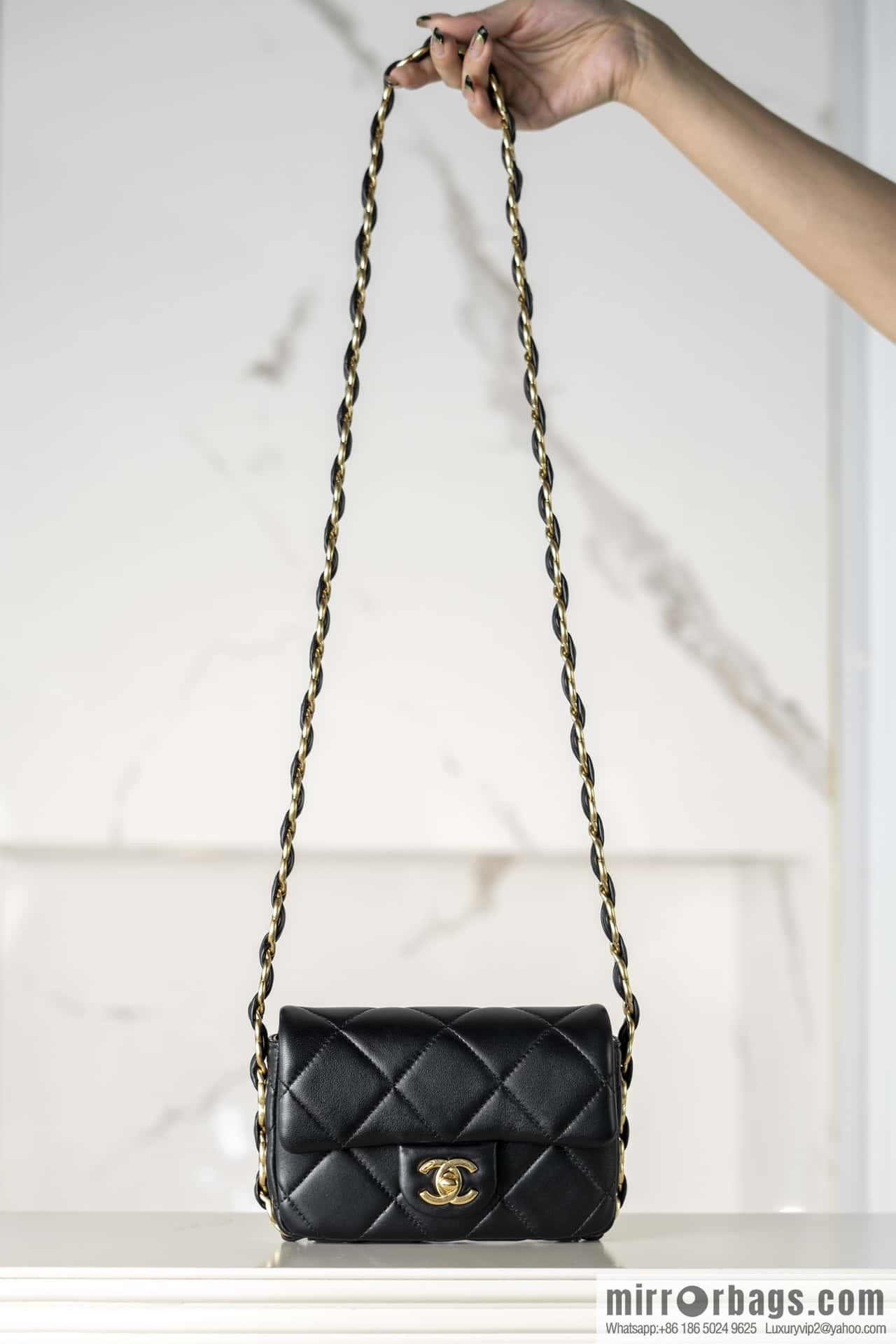 𝐂𝐡𝐚𝐧𝐞𝐥 𝟐𝟒𝐤 𝐜𝐟 thick chain black gold AS5175