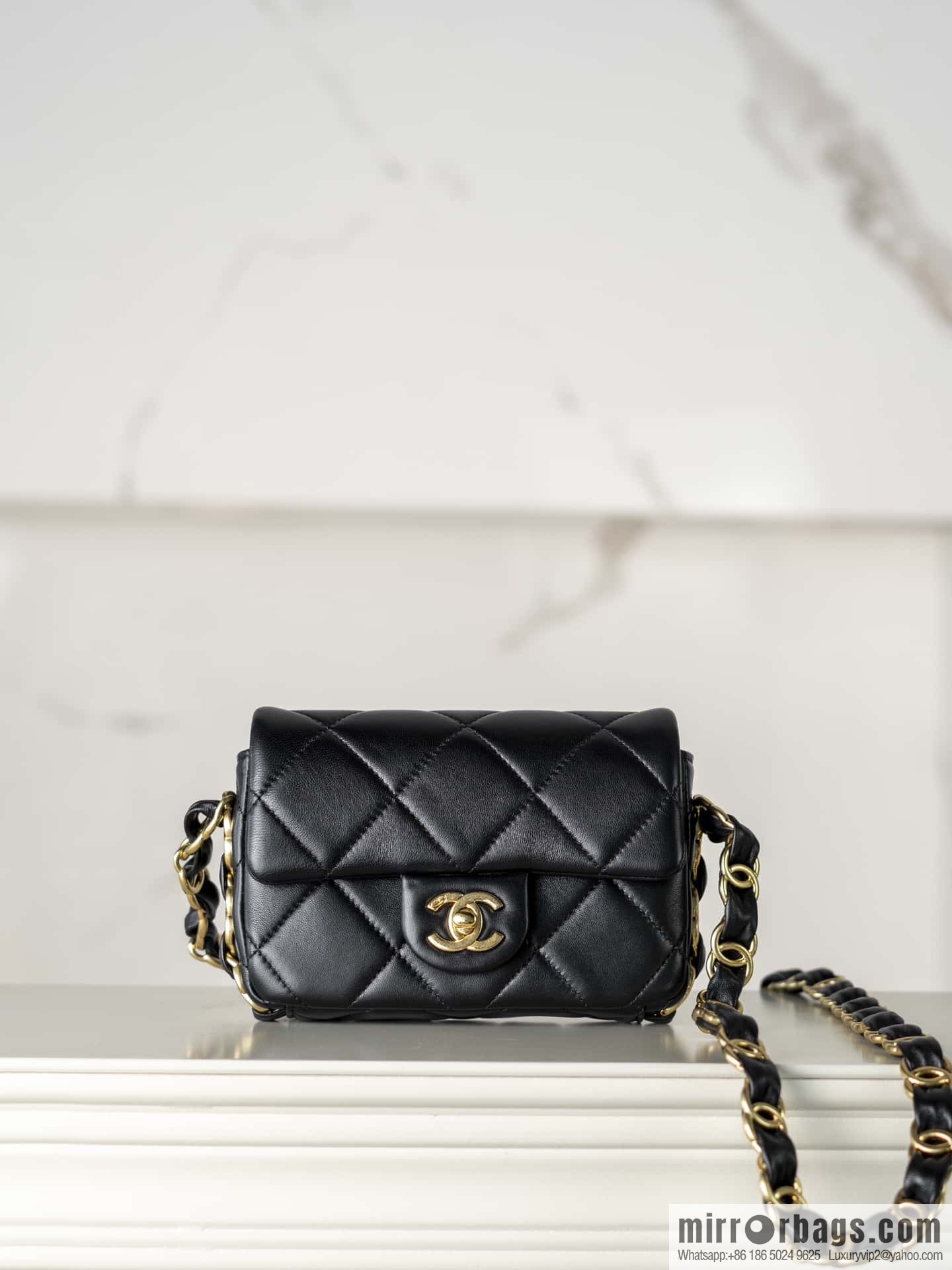 𝐂𝐡𝐚𝐧𝐞𝐥 𝟐𝟒𝐤 𝐜𝐟 thick chain black gold AS5175