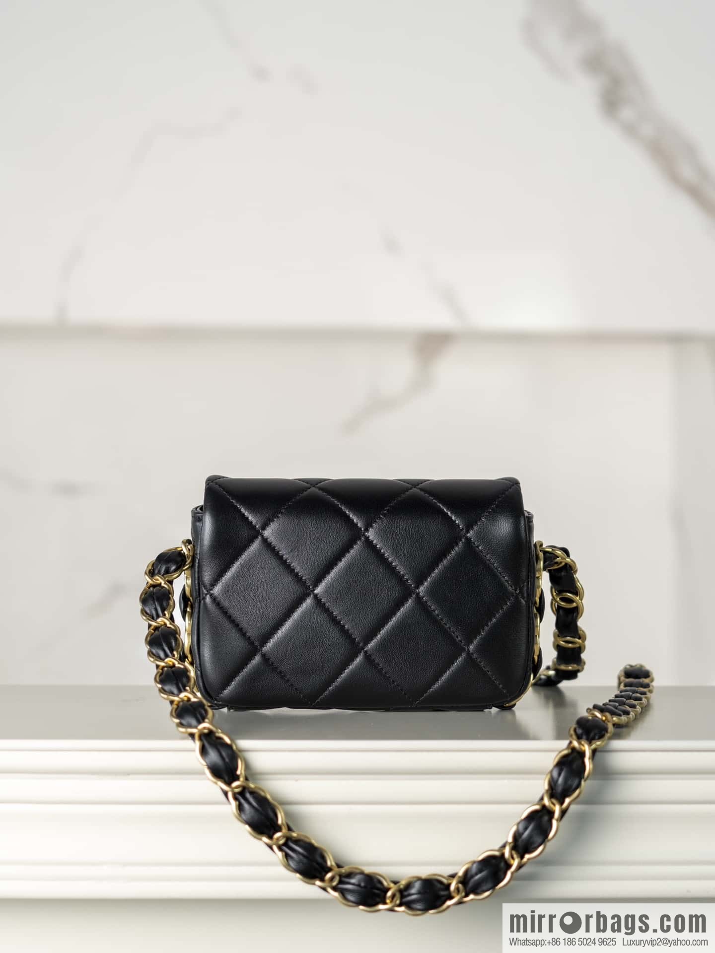 𝐂𝐡𝐚𝐧𝐞𝐥 𝟐𝟒𝐤 𝐜𝐟 thick chain black gold AS5175