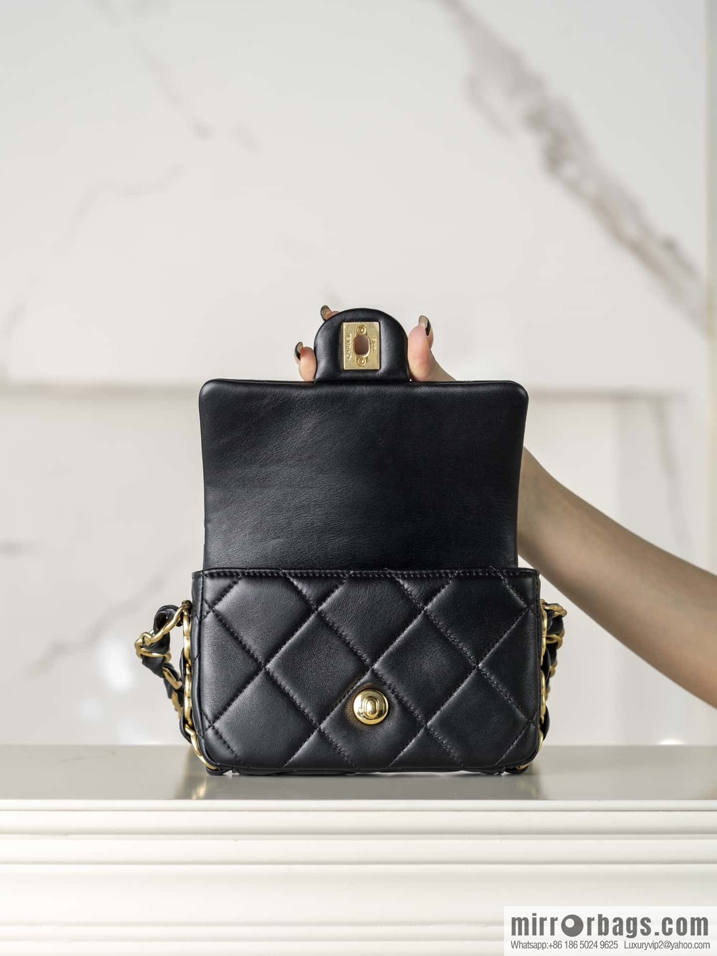 𝐂𝐡𝐚𝐧𝐞𝐥 𝟐𝟒𝐤 𝐜𝐟 thick chain black gold AS5175