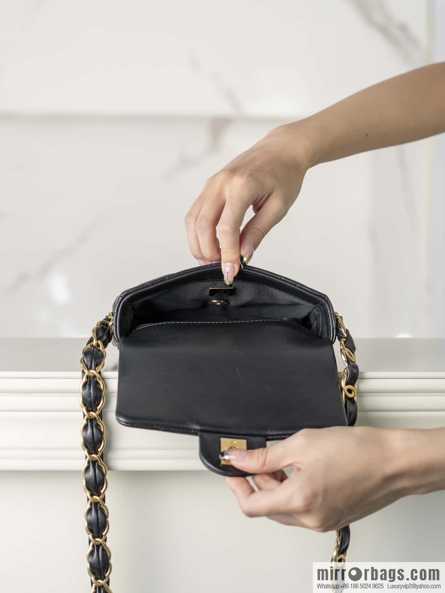 𝐂𝐡𝐚𝐧𝐞𝐥 𝟐𝟒𝐤 𝐜𝐟 thick chain black gold AS5175