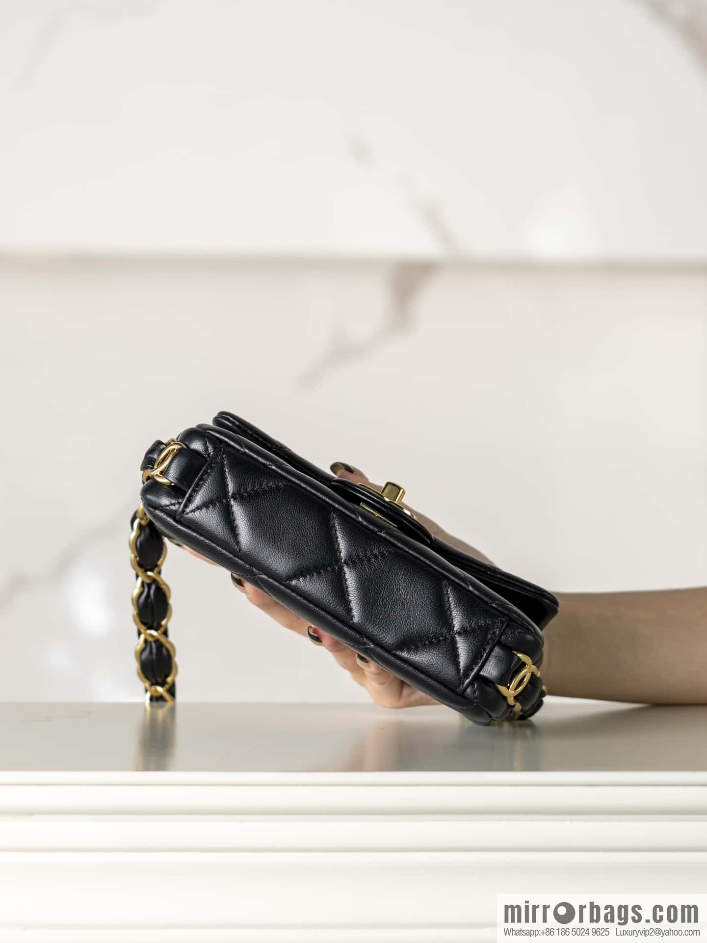 𝐂𝐡𝐚𝐧𝐞𝐥 𝟐𝟒𝐤 𝐜𝐟 thick chain black gold AS5175