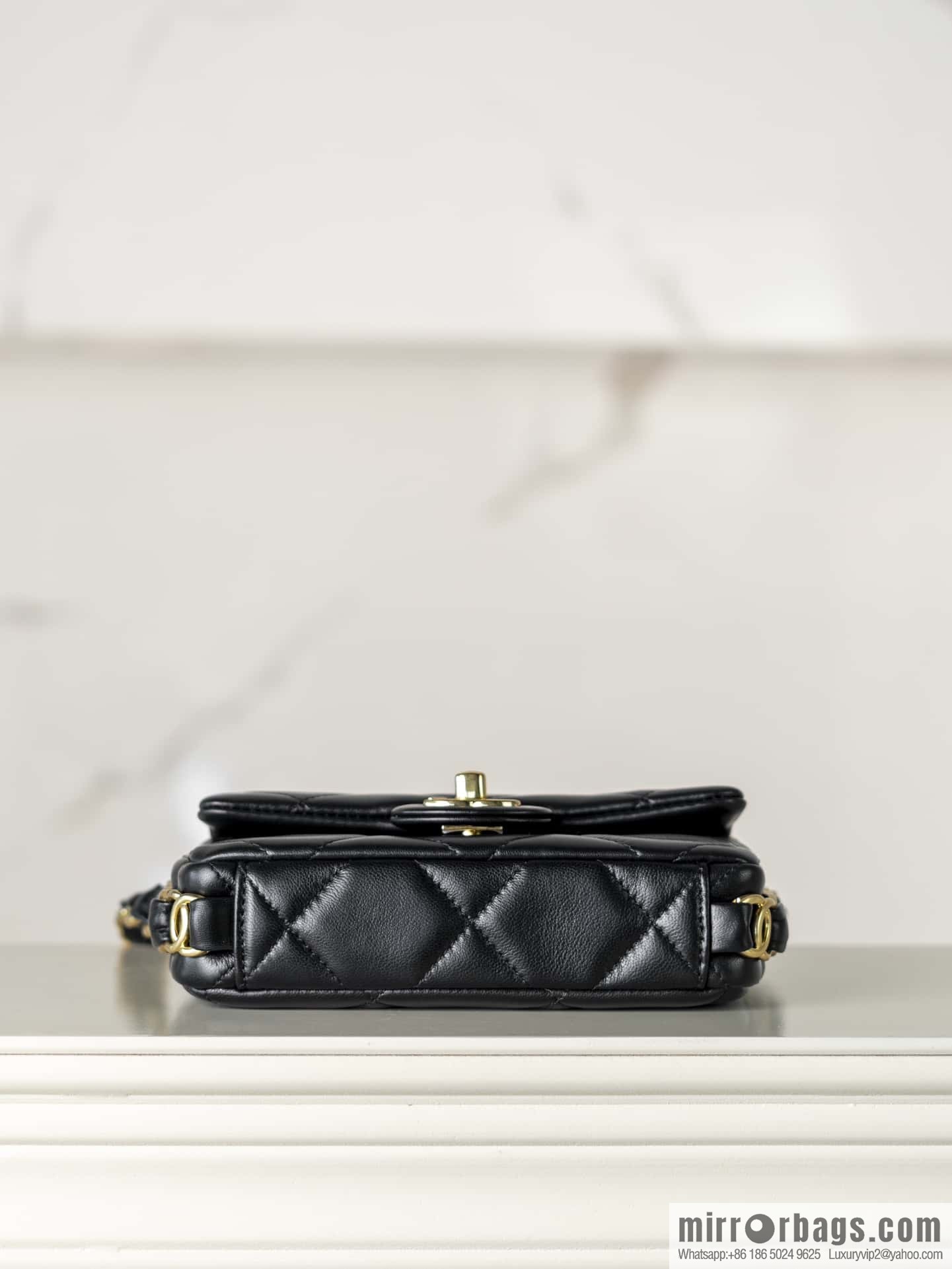 𝐂𝐡𝐚𝐧𝐞𝐥 𝟐𝟒𝐤 𝐜𝐟 thick chain black gold AS5175