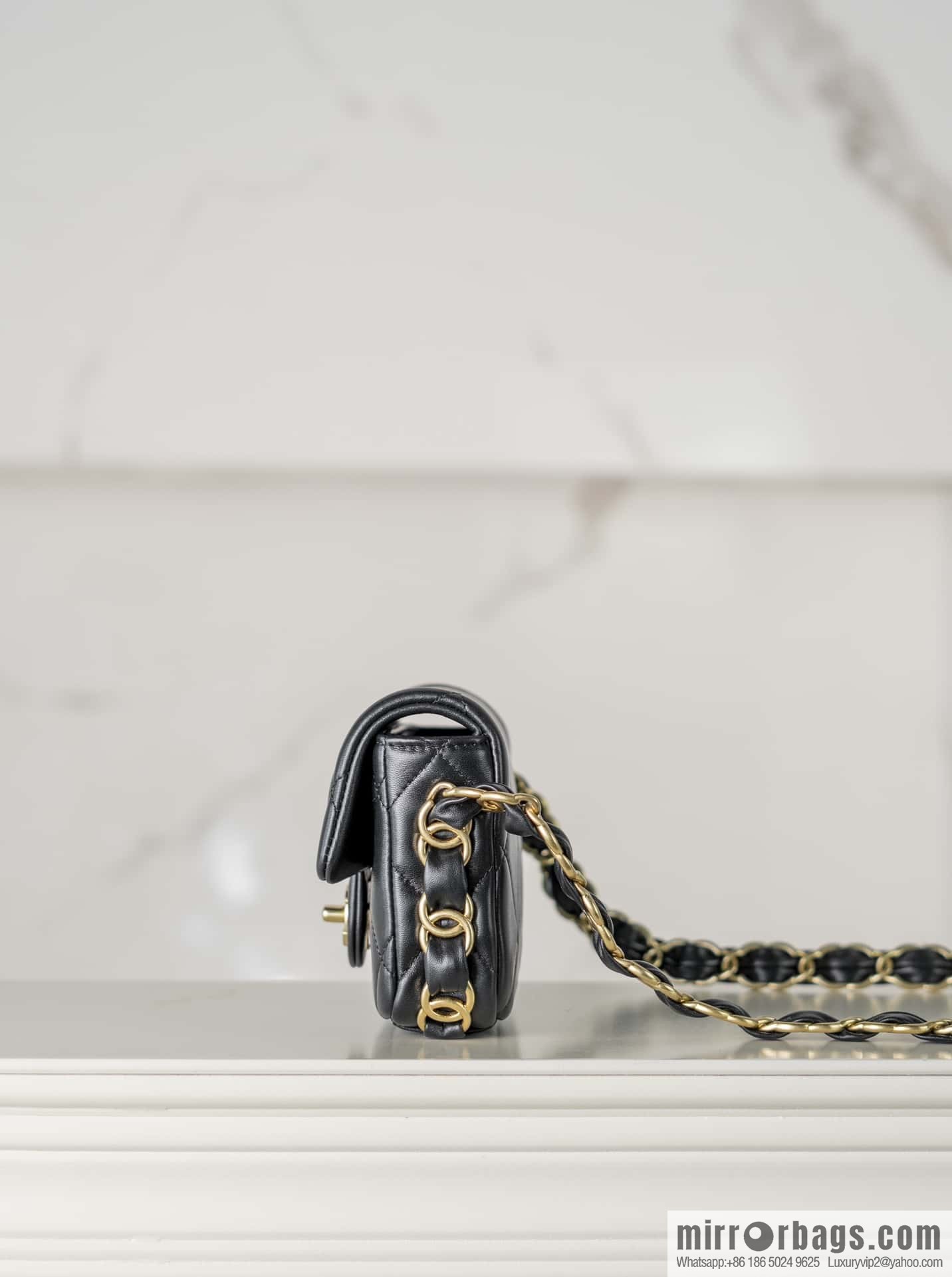 𝐂𝐡𝐚𝐧𝐞𝐥 𝟐𝟒𝐤 𝐜𝐟 thick chain black gold AS5175