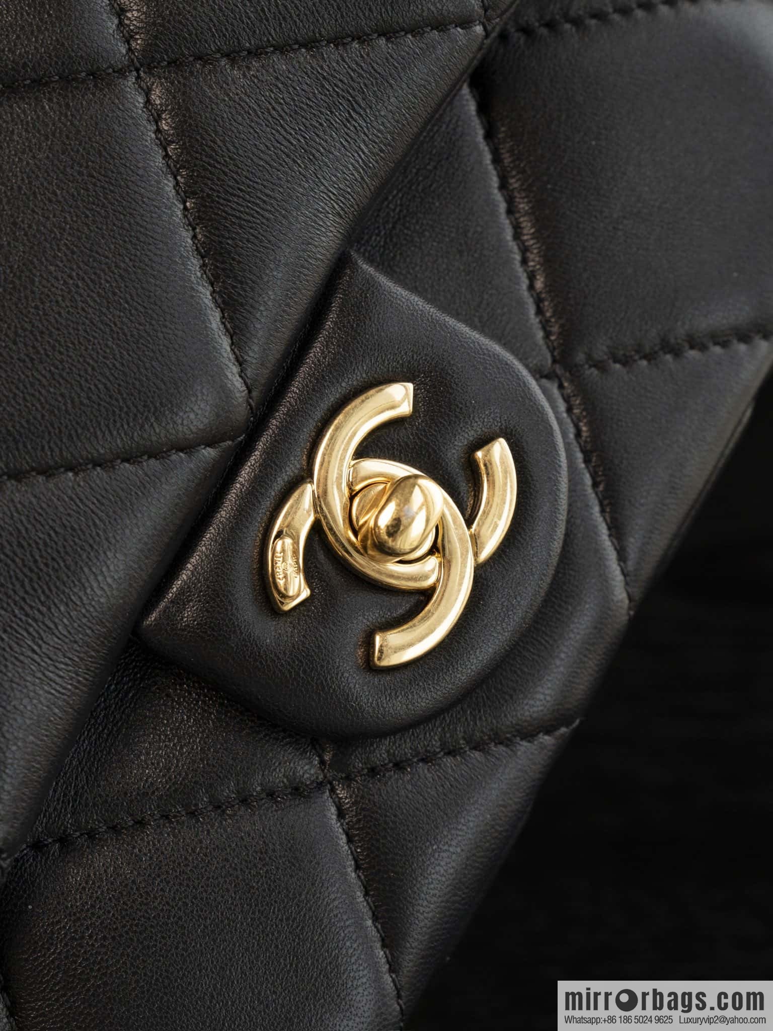 𝐂𝐡𝐚𝐧𝐞𝐥 𝟐𝟒𝐤 𝐜𝐟 thick chain black gold AS5175