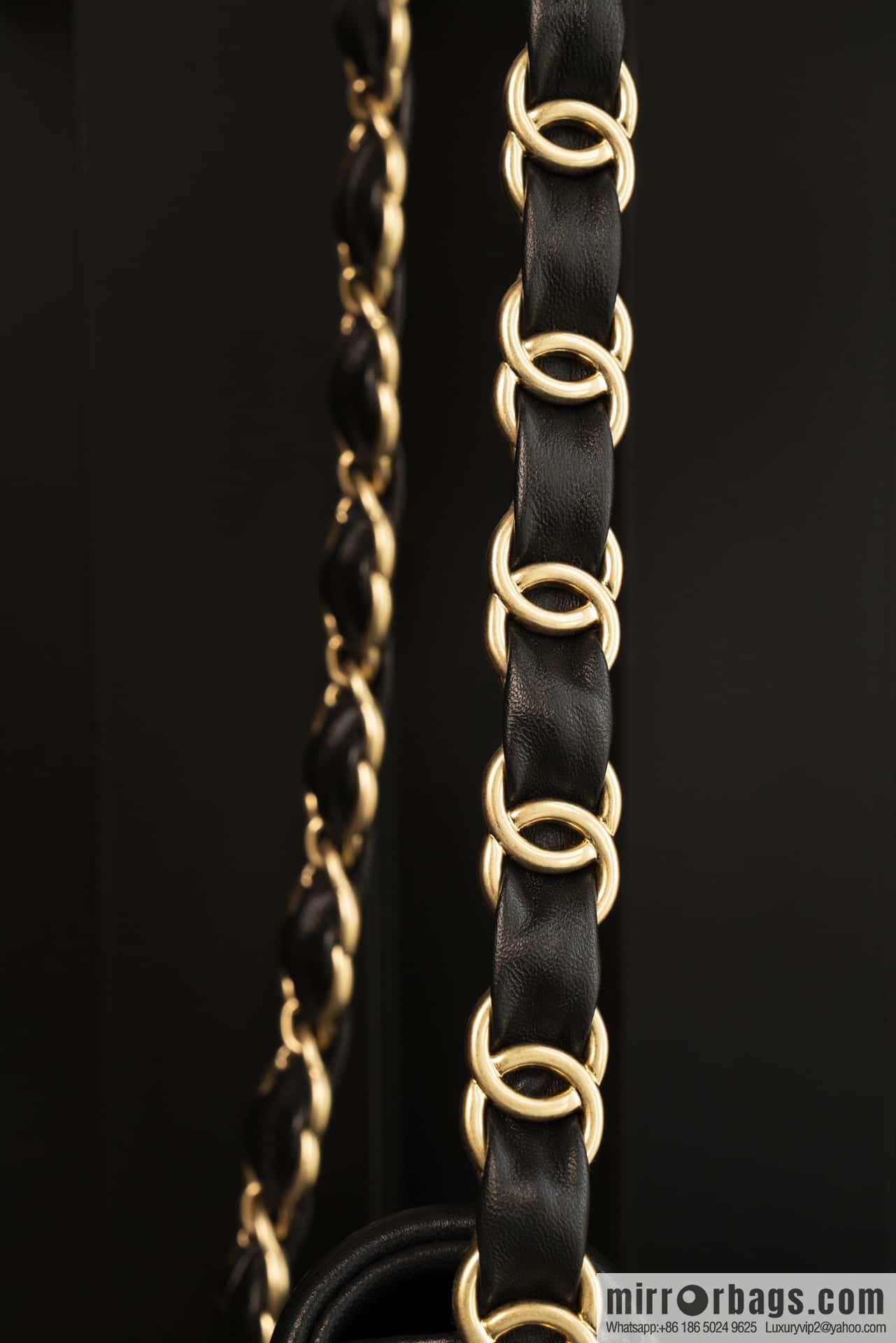 𝐂𝐡𝐚𝐧𝐞𝐥 𝟐𝟒𝐤 𝐜𝐟 thick chain black gold AS5175