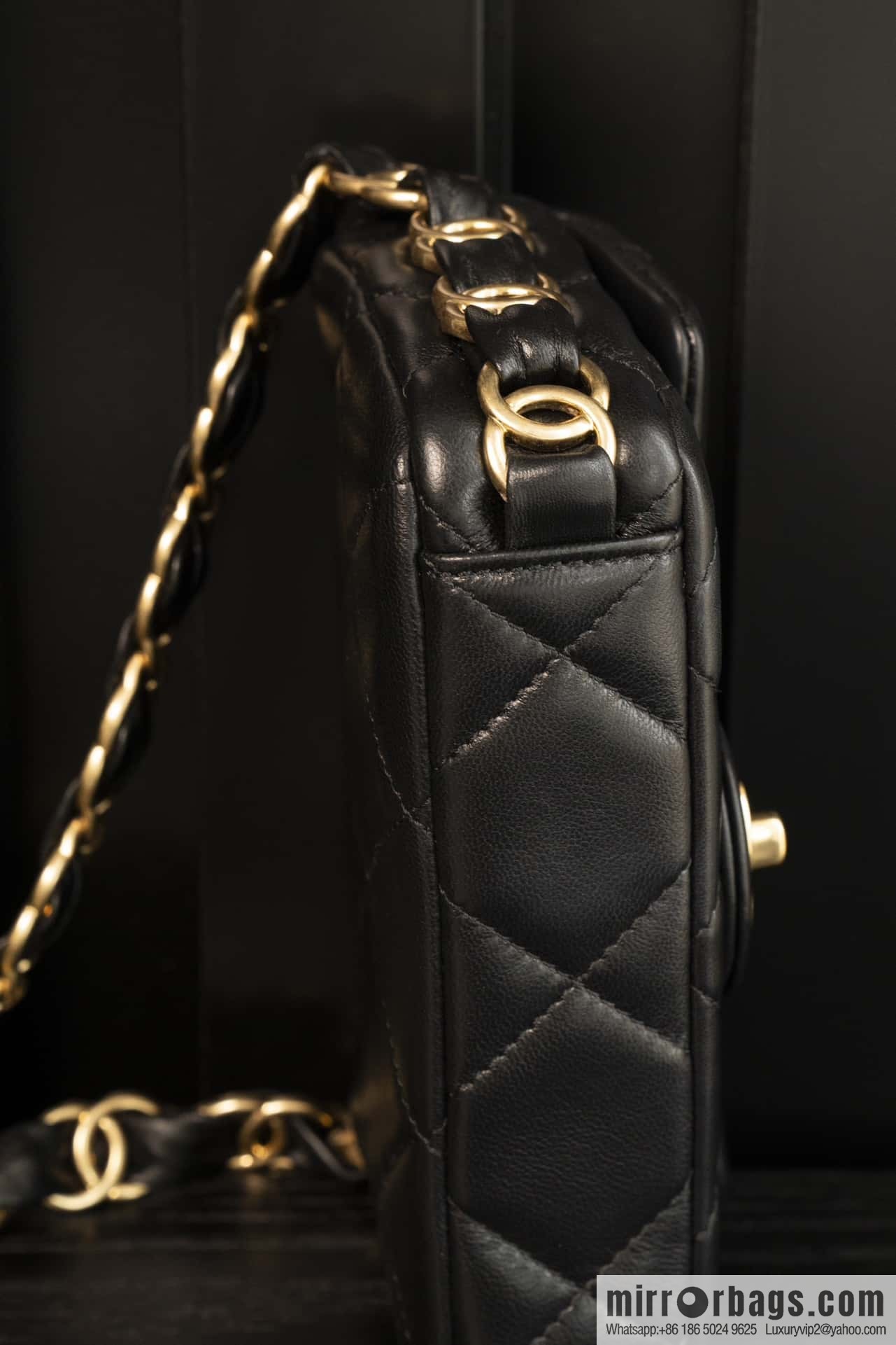 𝐂𝐡𝐚𝐧𝐞𝐥 𝟐𝟒𝐤 𝐜𝐟 thick chain black gold AS5175