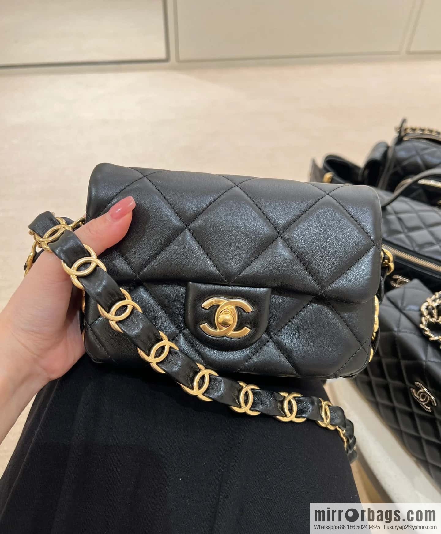 𝐂𝐡𝐚𝐧𝐞𝐥 𝟐𝟒𝐤 𝐜𝐟 thick chain black gold AS5175