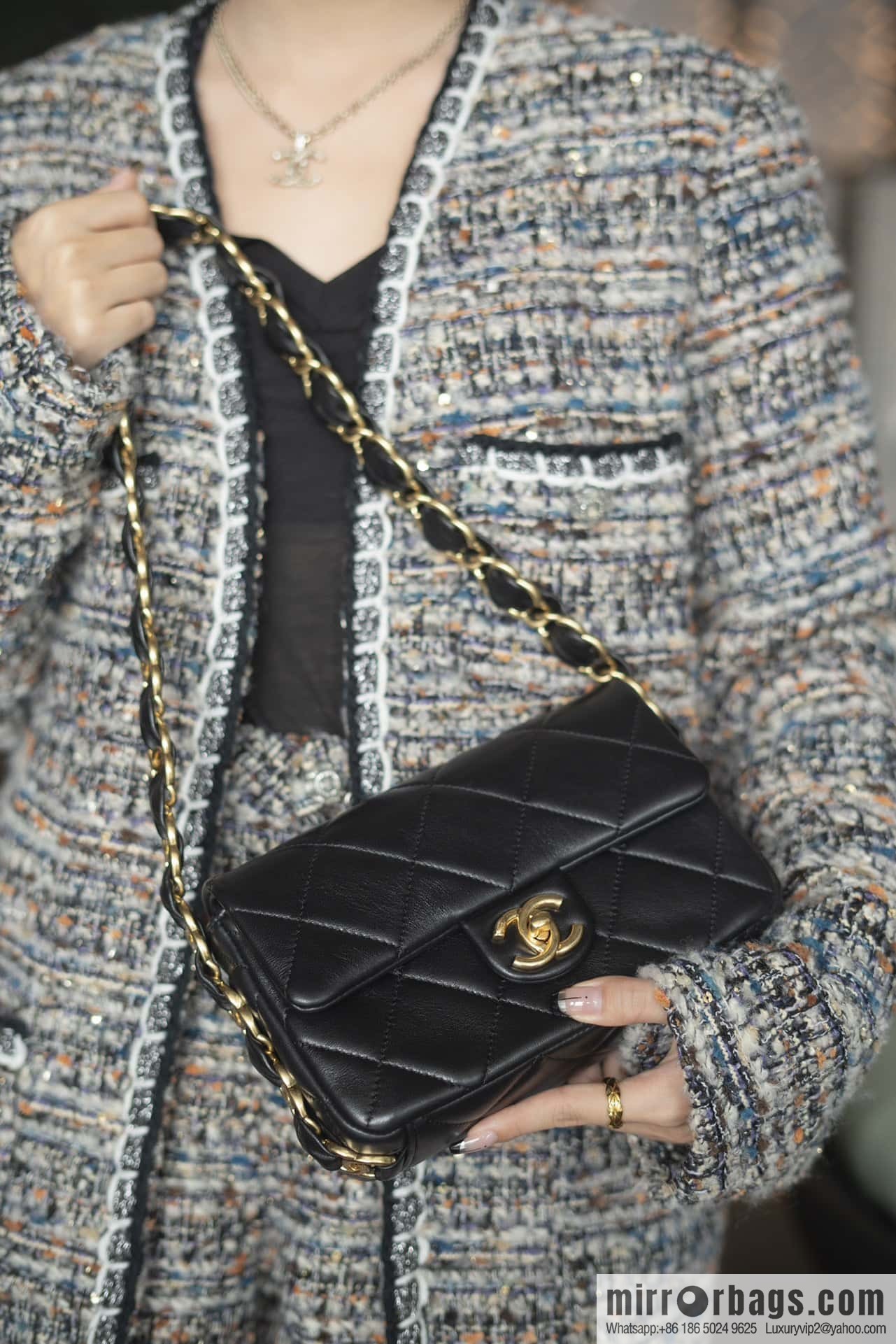 𝐂𝐇𝐀𝐍𝐄𝐋 24K thick chain armpit bag, large mini black AS5174