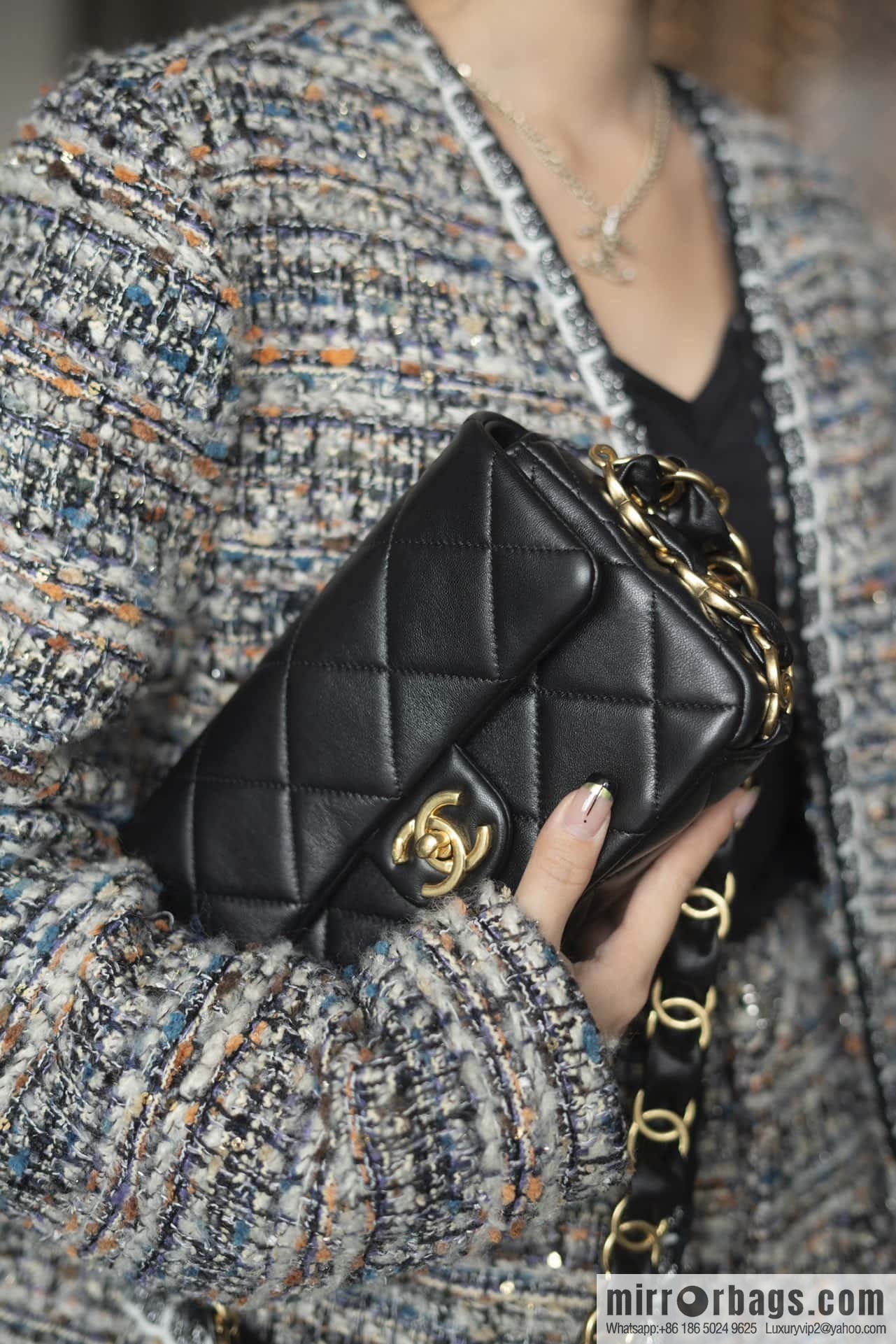 𝐂𝐇𝐀𝐍𝐄𝐋 24K thick chain armpit bag, large mini black AS5174