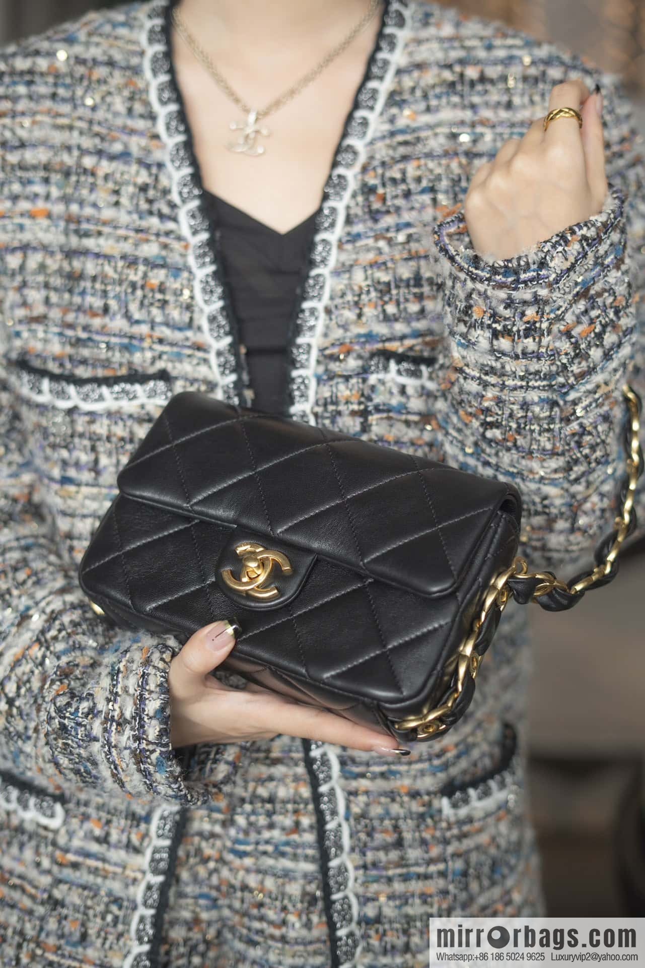 𝐂𝐇𝐀𝐍𝐄𝐋 24K thick chain armpit bag, large mini black AS5174