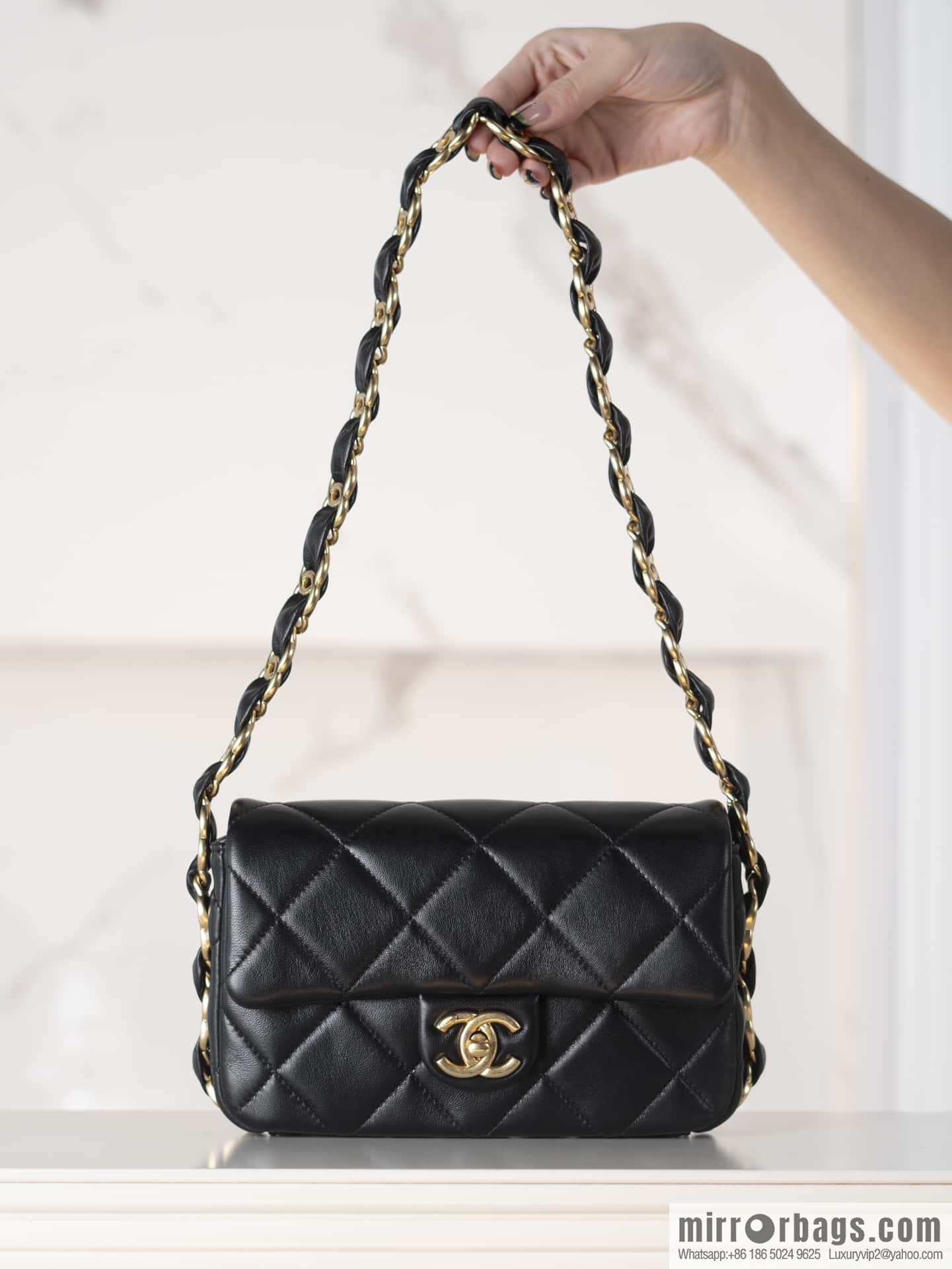 𝐂𝐇𝐀𝐍𝐄𝐋 24K thick chain armpit bag, large mini black AS5174