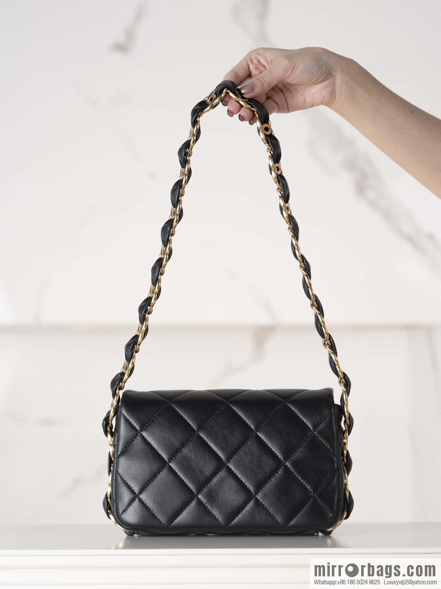 𝐂𝐇𝐀𝐍𝐄𝐋 24K thick chain armpit bag, large mini black AS5174