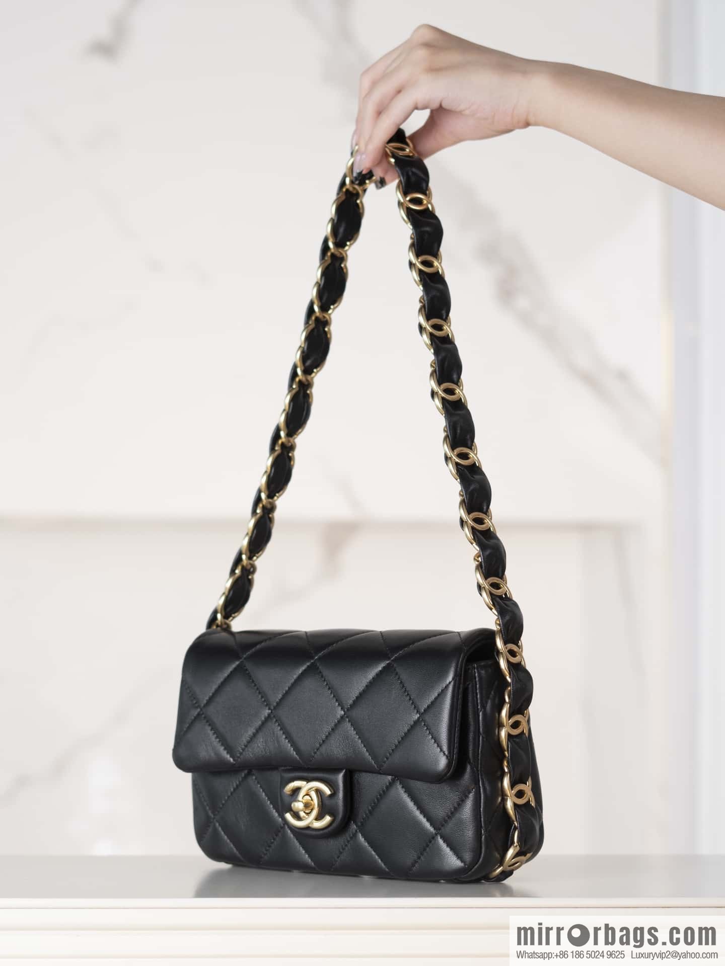 𝐂𝐇𝐀𝐍𝐄𝐋 24K thick chain armpit bag, large mini black AS5174