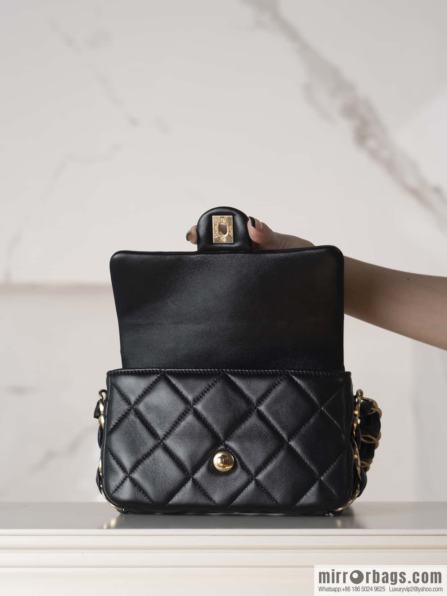 𝐂𝐇𝐀𝐍𝐄𝐋 24K thick chain armpit bag, large mini black AS5174