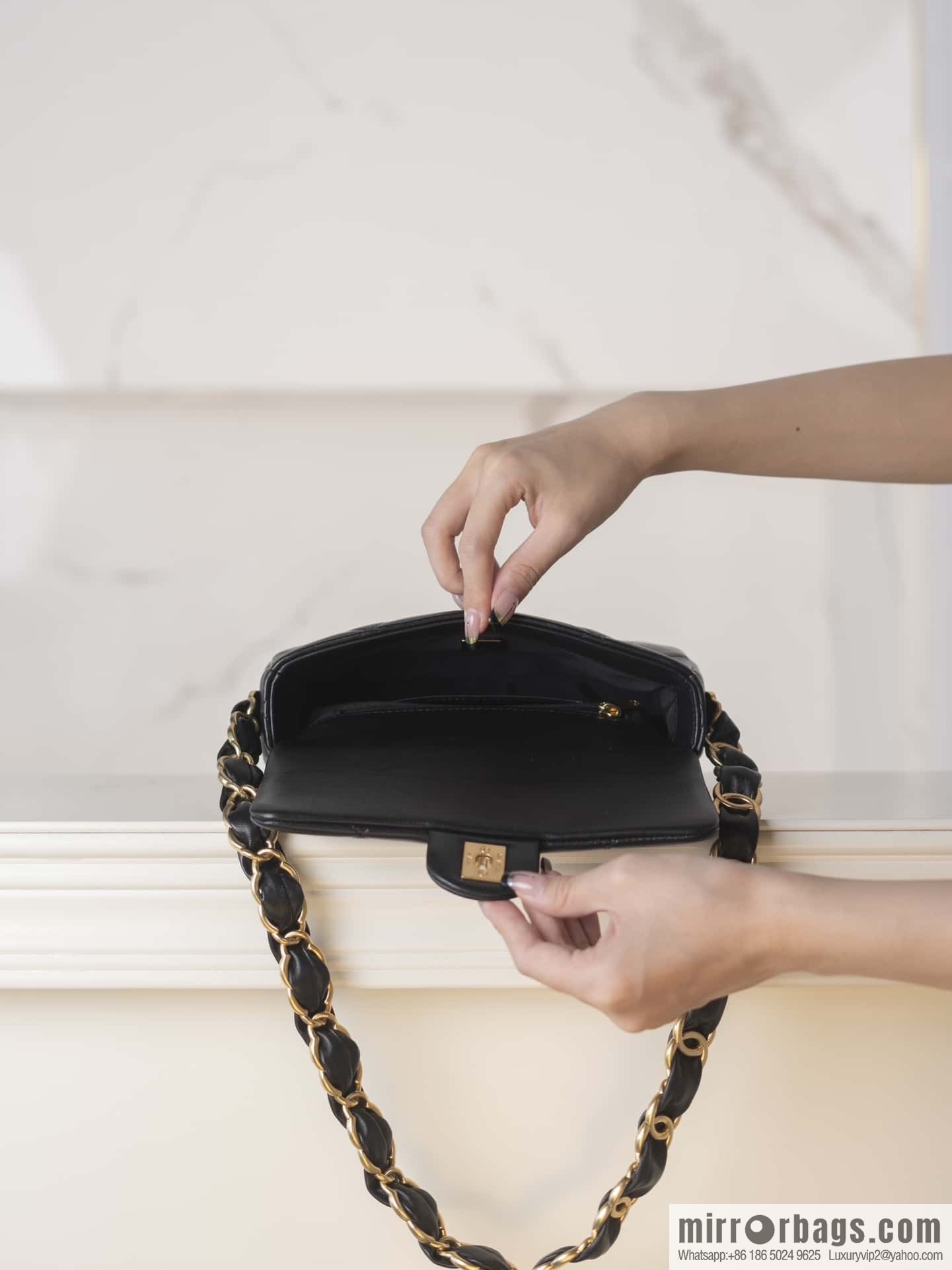 𝐂𝐇𝐀𝐍𝐄𝐋 24K thick chain armpit bag, large mini black AS5174