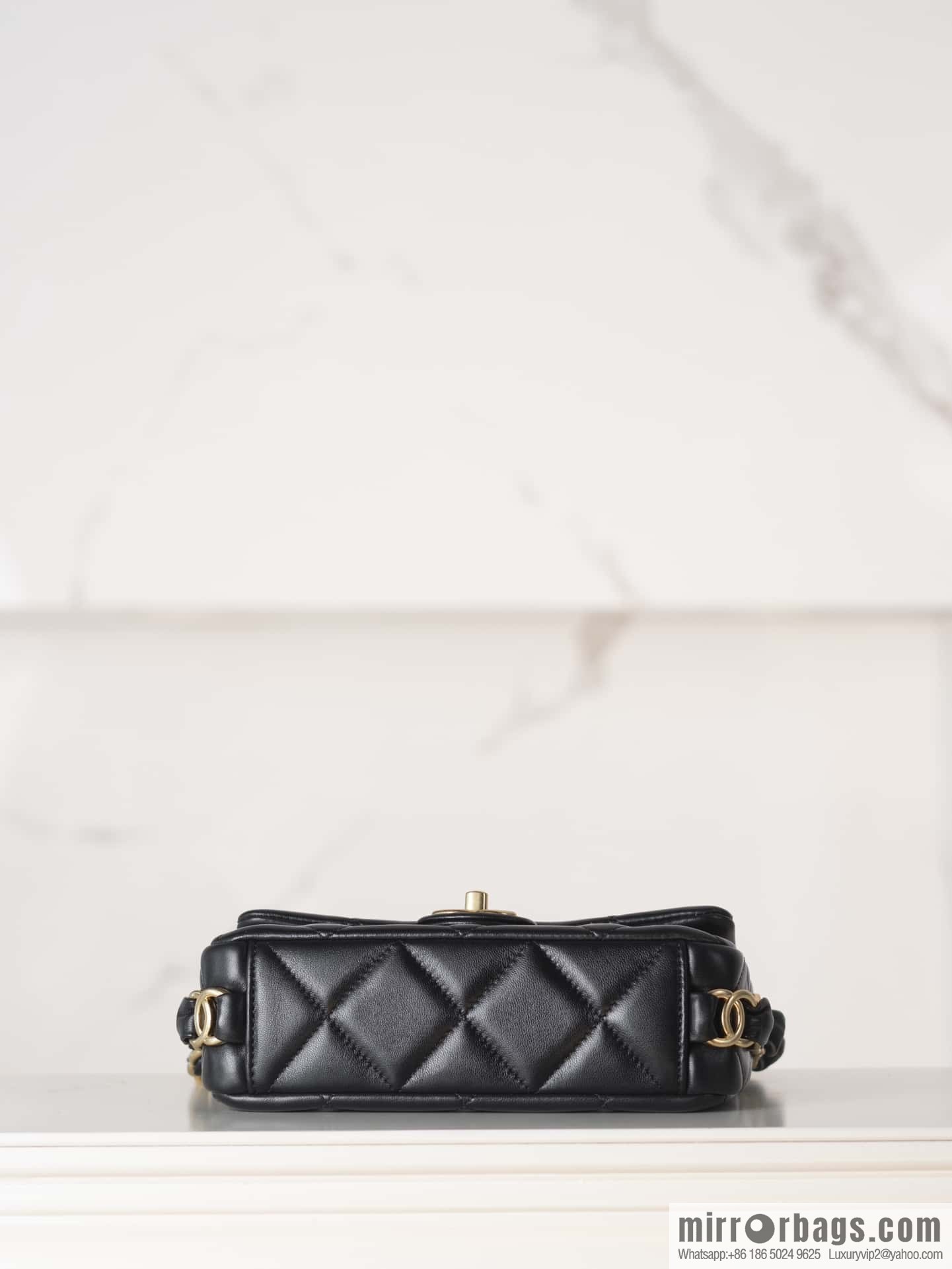 𝐂𝐇𝐀𝐍𝐄𝐋 24K thick chain armpit bag, large mini black AS5174