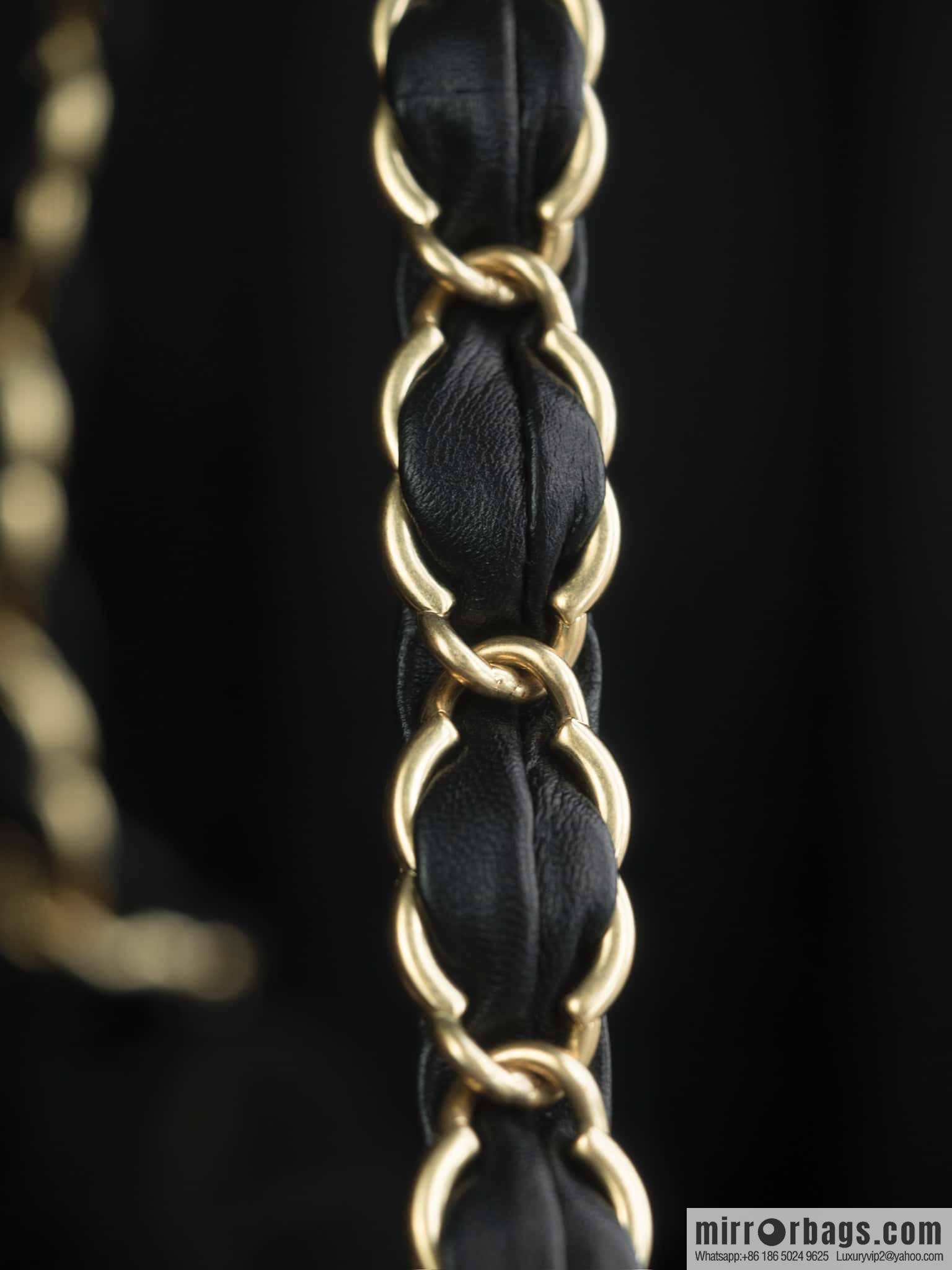 𝐂𝐇𝐀𝐍𝐄𝐋 24K thick chain armpit bag, large mini black AS5174