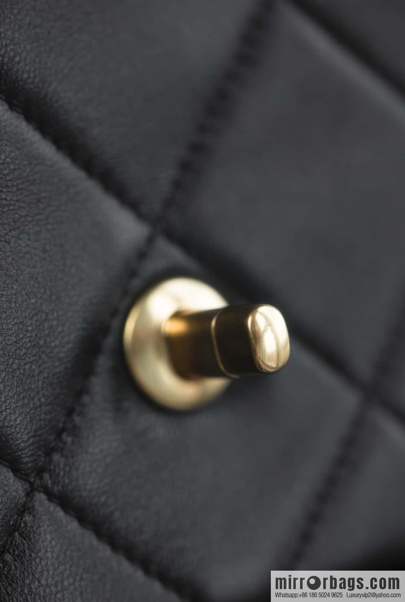 𝐂𝐇𝐀𝐍𝐄𝐋 24K thick chain armpit bag, large mini black AS5174