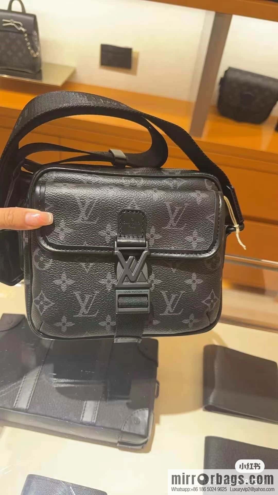 LV M12518 Getaway Messenger