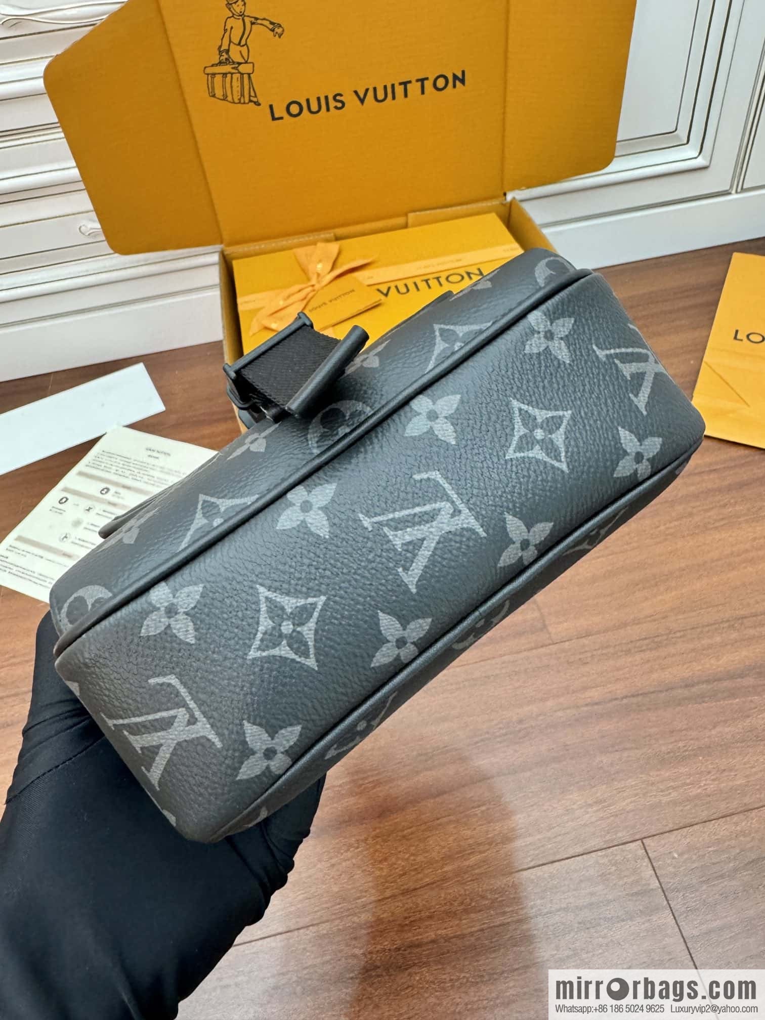 LV M12518 Getaway Messenger