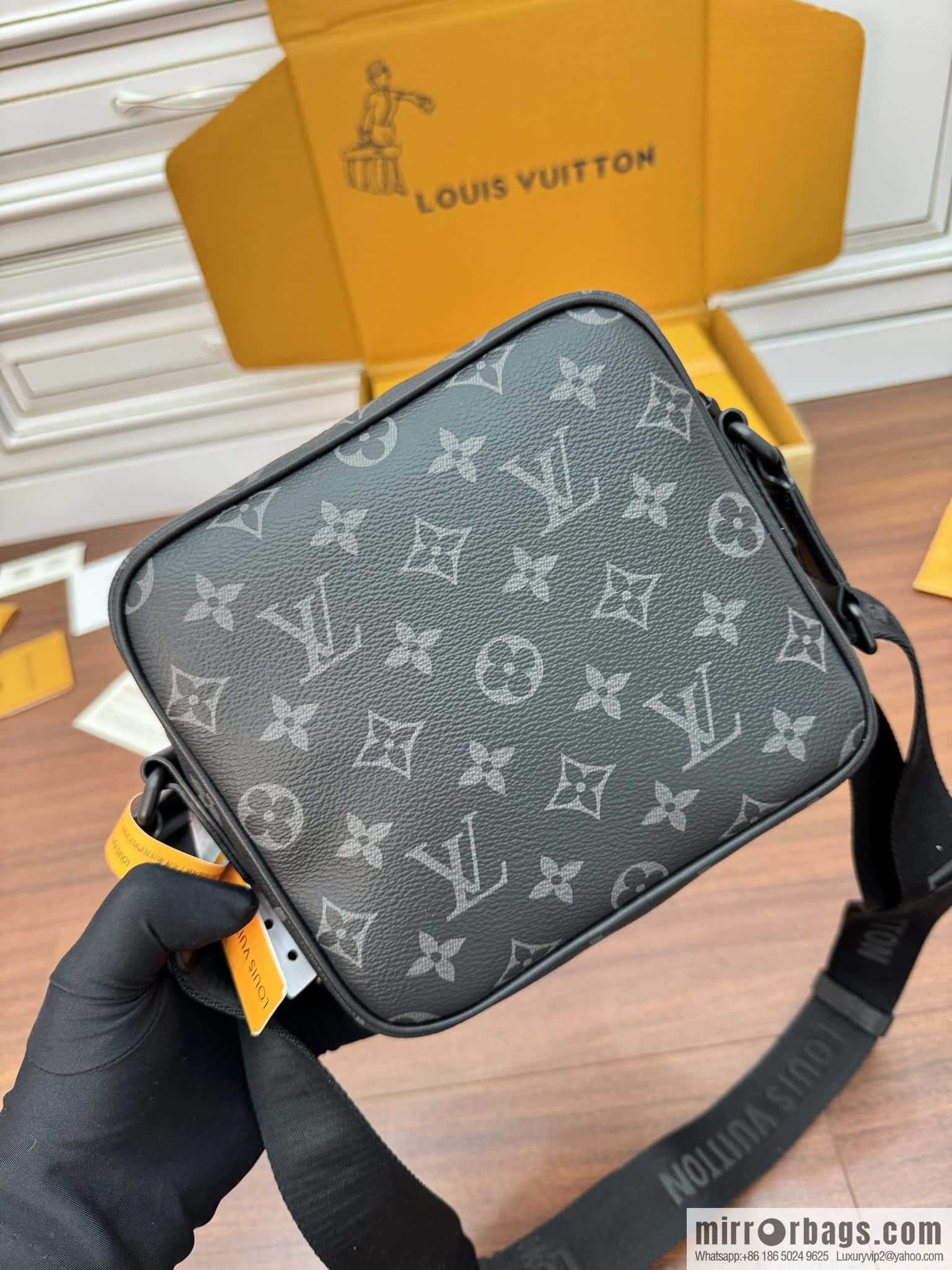 LV M12518 Getaway Messenger