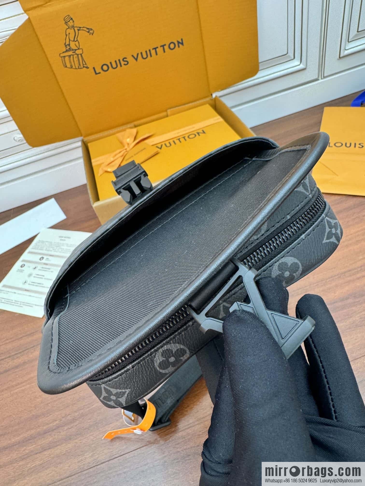 LV M12518 Getaway Messenger