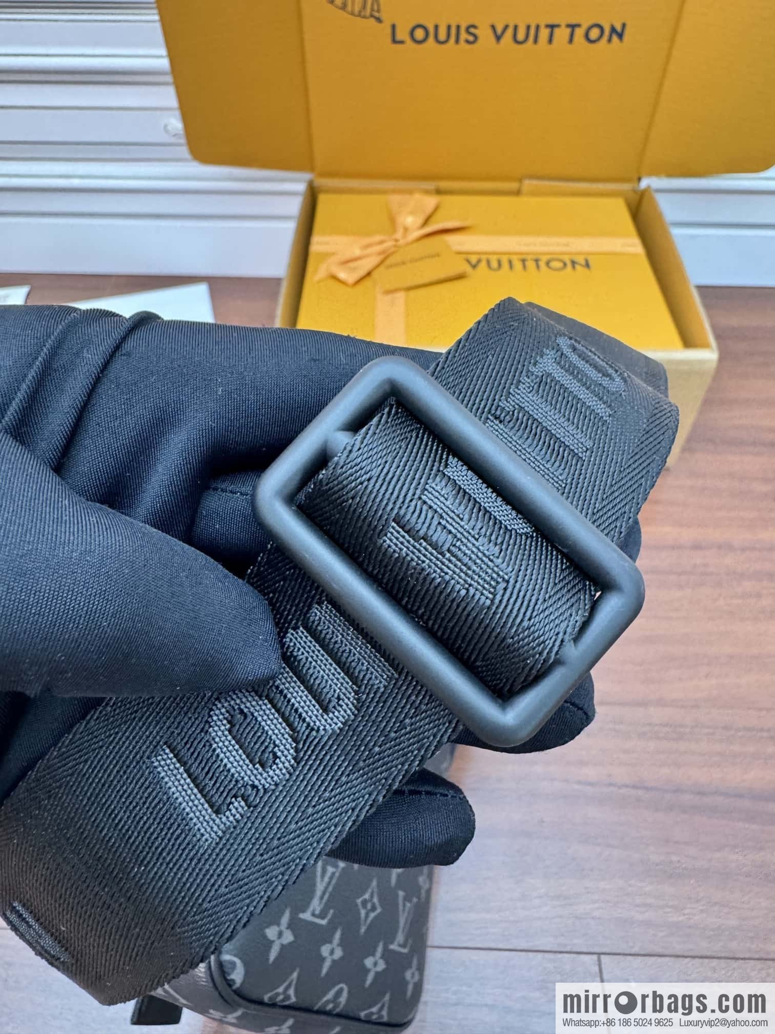 LV M12518 Getaway Messenger
