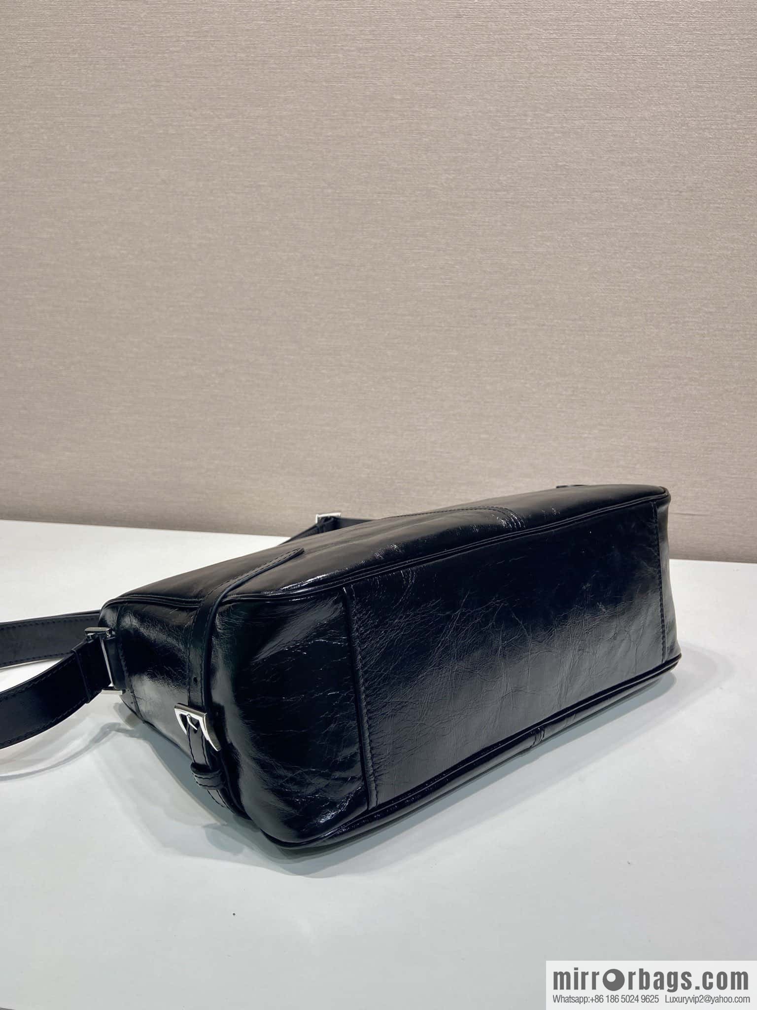 PRADA 🎉 new oil wax leather 🎉 2VH187 messenger bag🎉🎉
