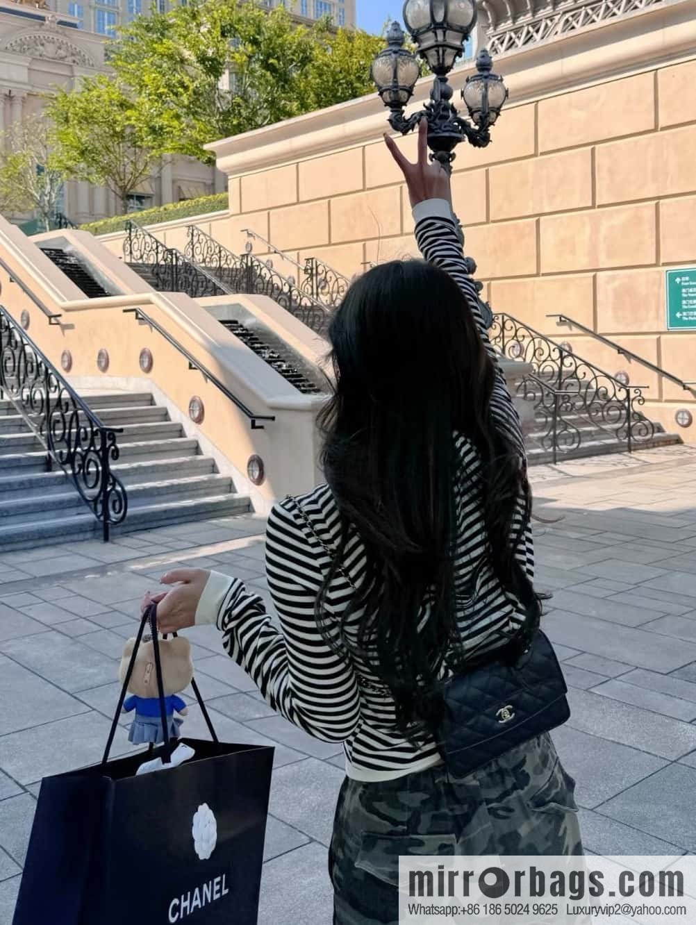 𝐂𝐡𝐚𝐧𝐞𝐥 𝟐𝟓𝐜 mini backpack, black gold 🖤 AP4406