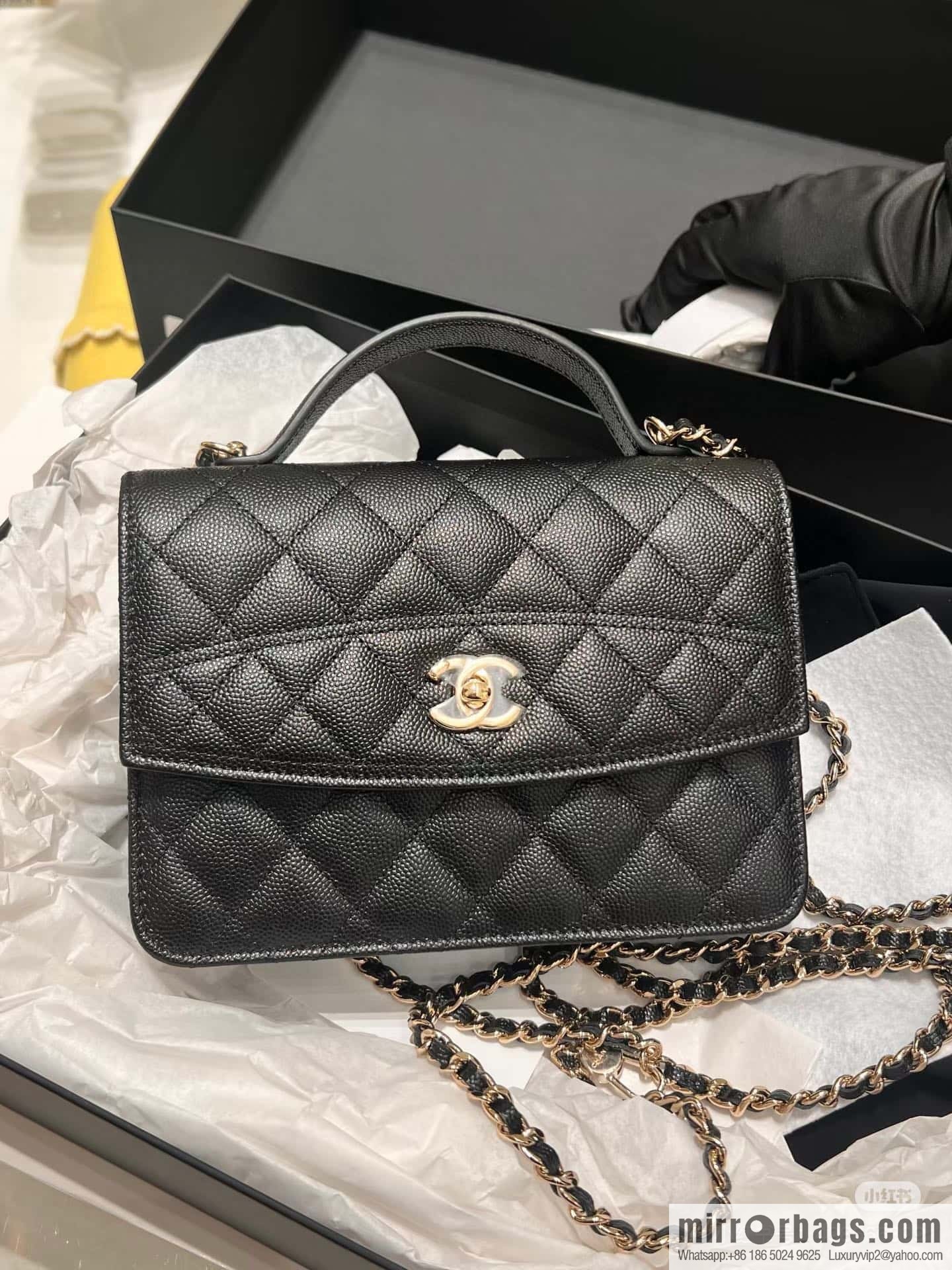 𝐂𝐡𝐚𝐧𝐞𝐥 𝟐𝟓𝐜 mini backpack, black gold 🖤 AP4406