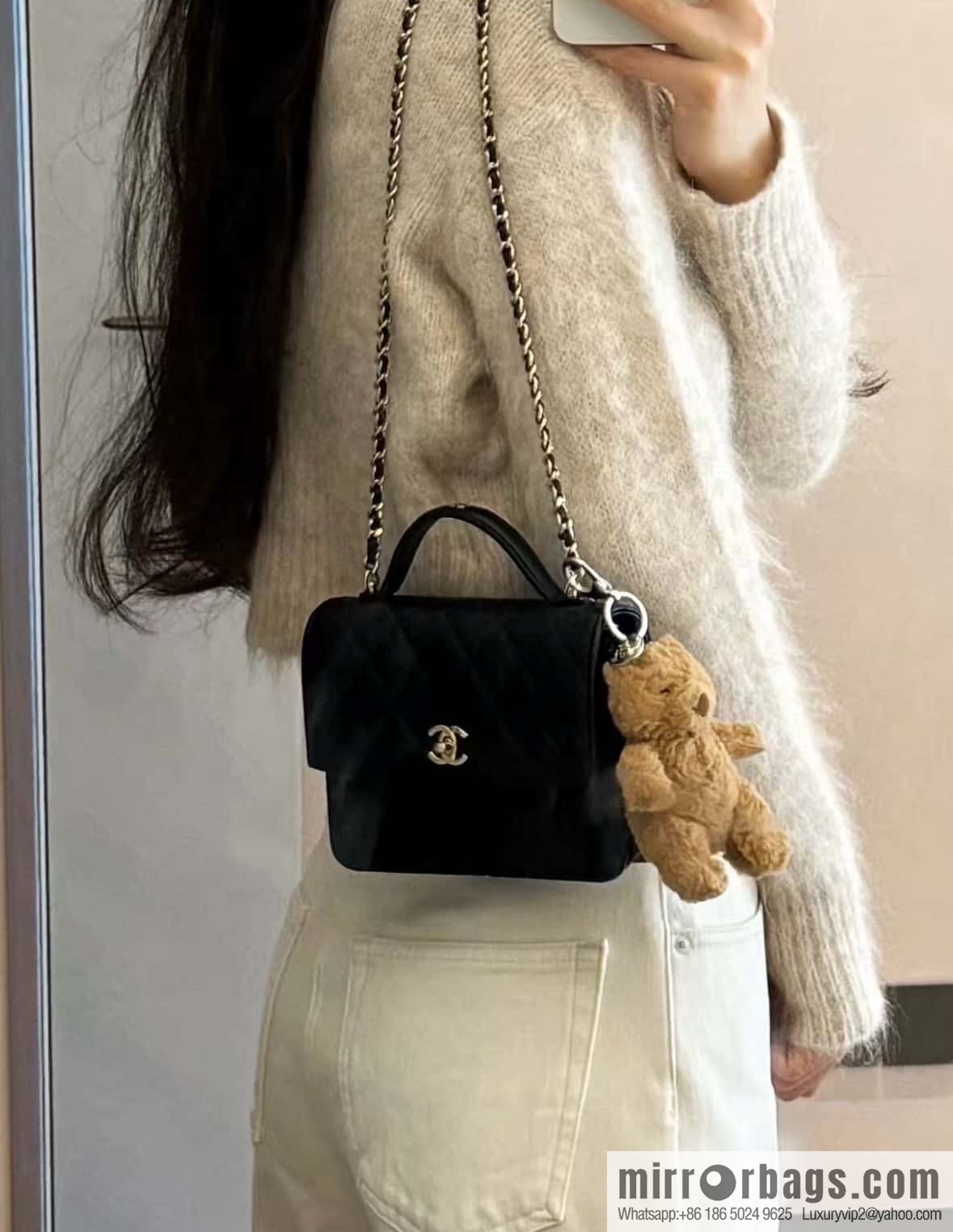 𝐂𝐡𝐚𝐧𝐞𝐥 𝟐𝟓𝐜 mini backpack, black gold 🖤 AP4406