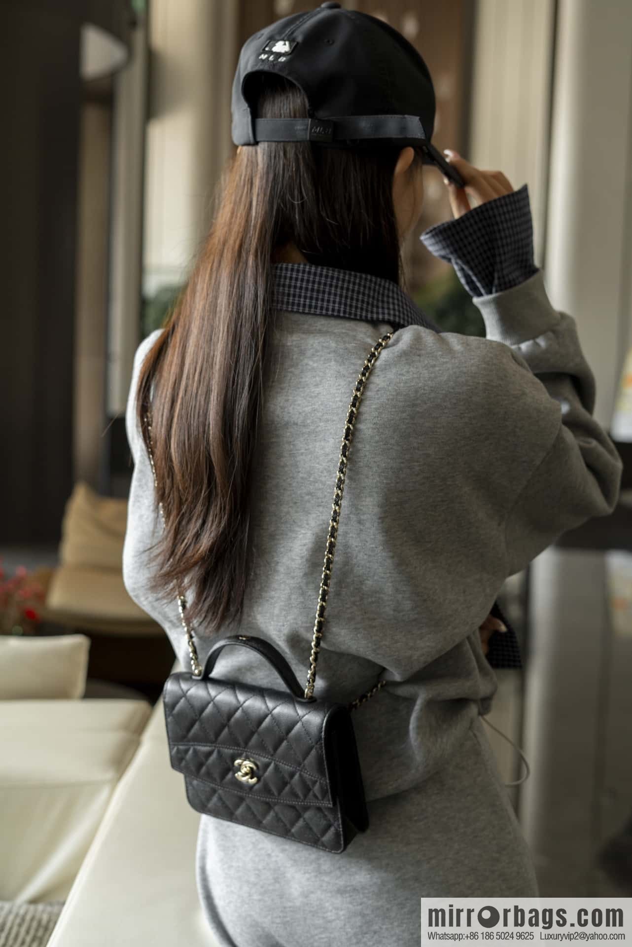 𝐂𝐡𝐚𝐧𝐞𝐥 𝟐𝟓𝐜 mini backpack, black gold 🖤 AP4406