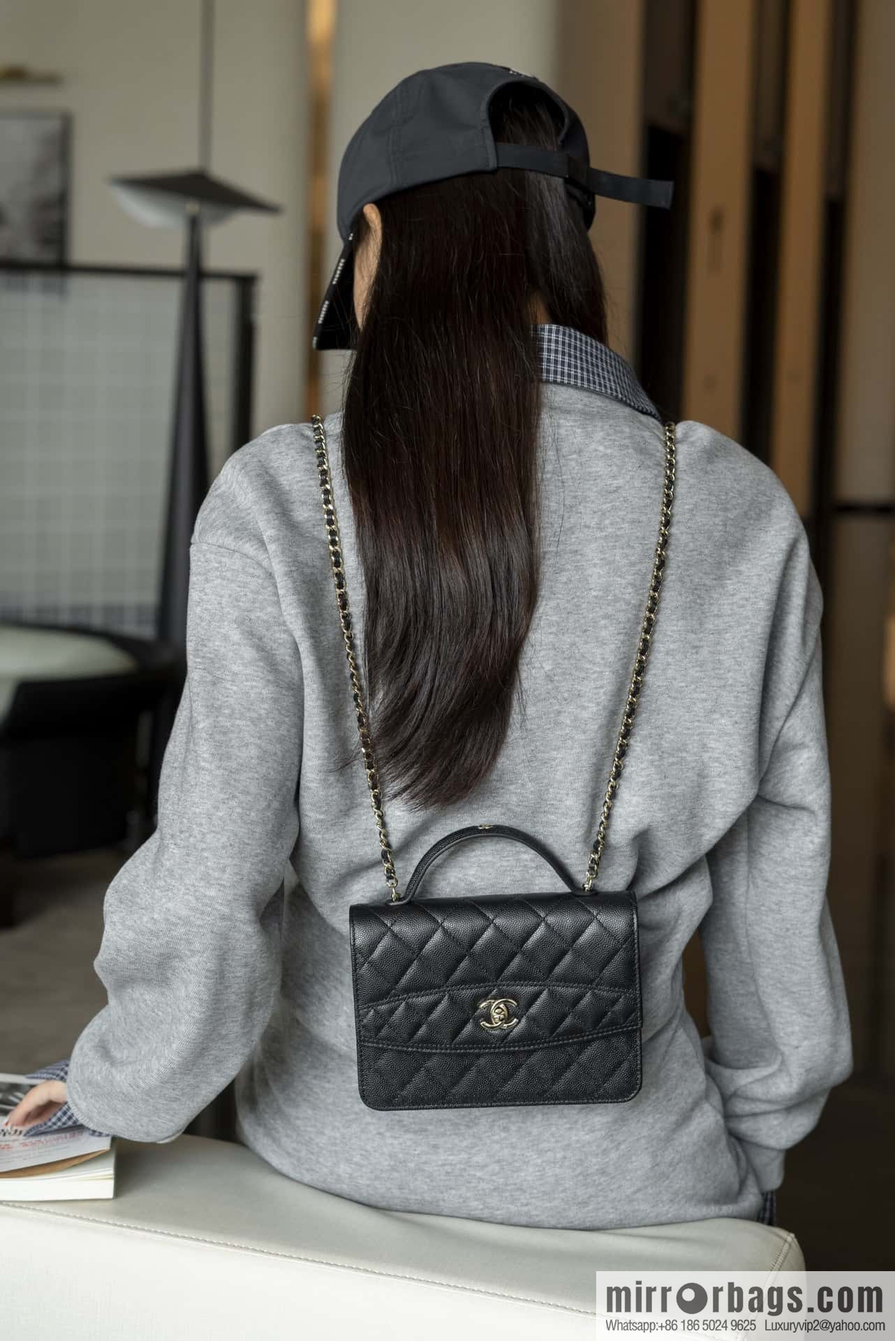 𝐂𝐡𝐚𝐧𝐞𝐥 𝟐𝟓𝐜 mini backpack, black gold 🖤 AP4406