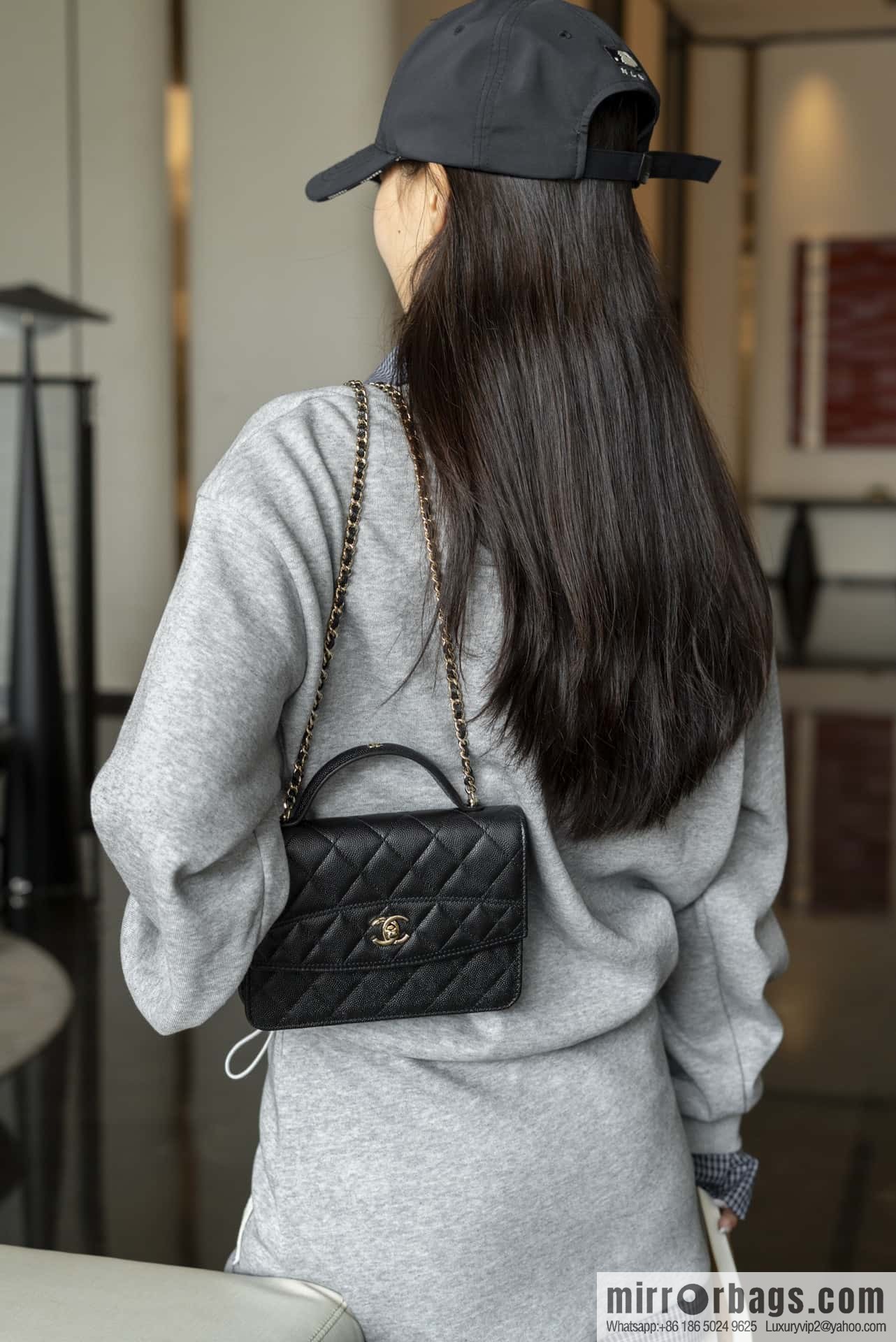 𝐂𝐡𝐚𝐧𝐞𝐥 𝟐𝟓𝐜 mini backpack, black gold 🖤 AP4406