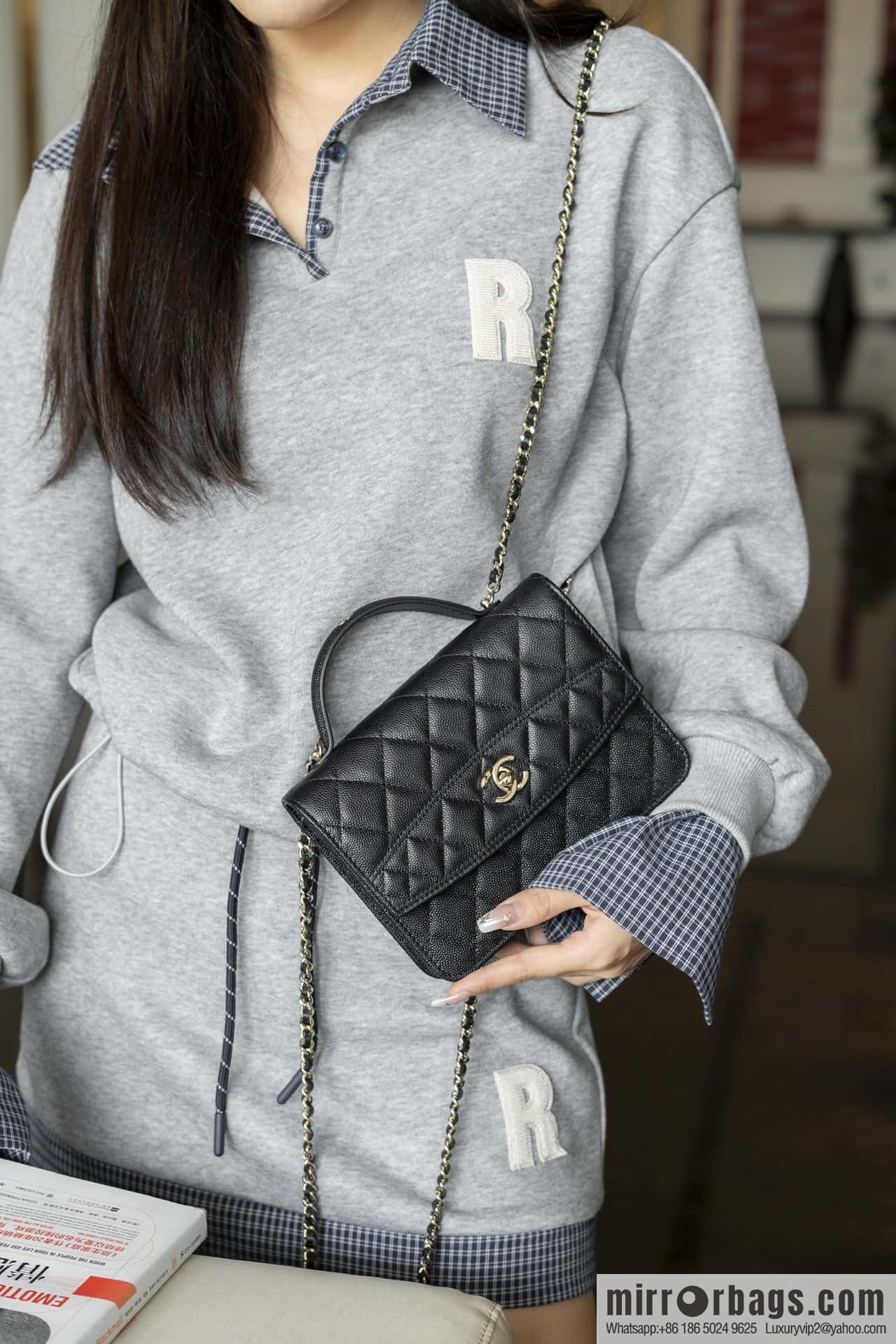 𝐂𝐡𝐚𝐧𝐞𝐥 𝟐𝟓𝐜 mini backpack, black gold 🖤 AP4406