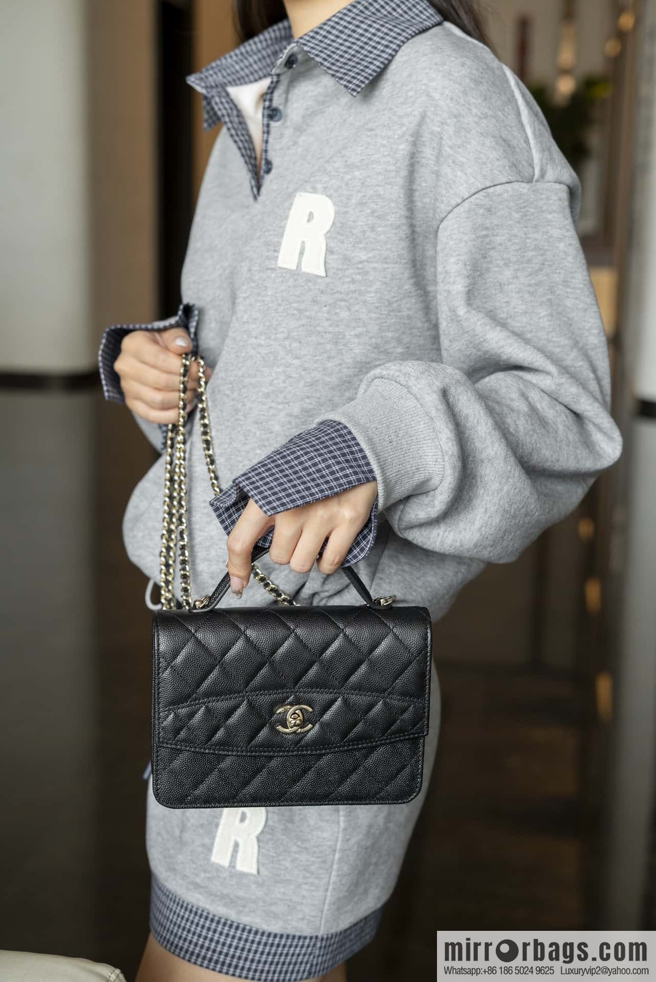 𝐂𝐡𝐚𝐧𝐞𝐥 𝟐𝟓𝐜 mini backpack, black gold 🖤 AP4406