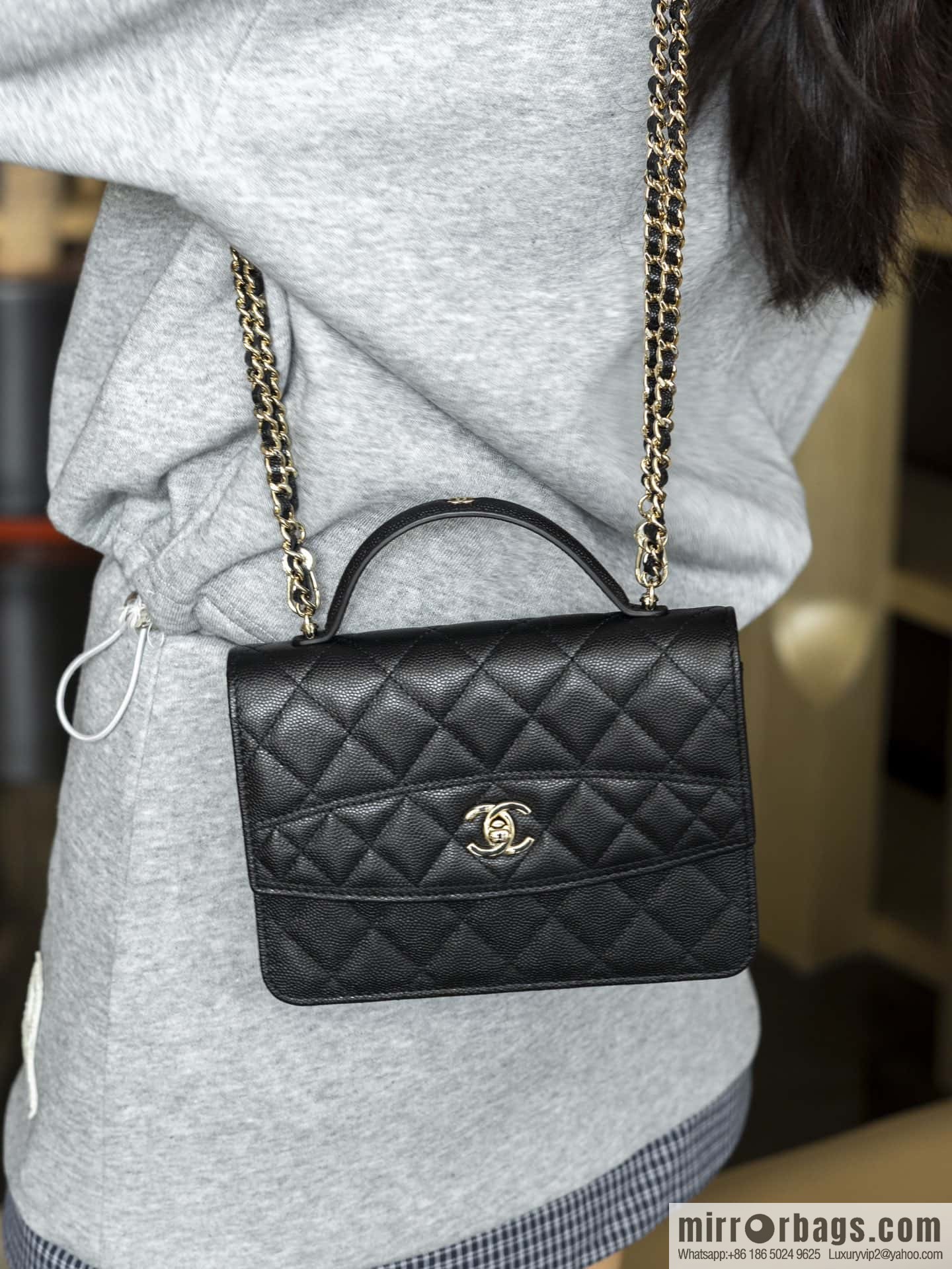 𝐂𝐡𝐚𝐧𝐞𝐥 𝟐𝟓𝐜 mini backpack, black gold 🖤 AP4406