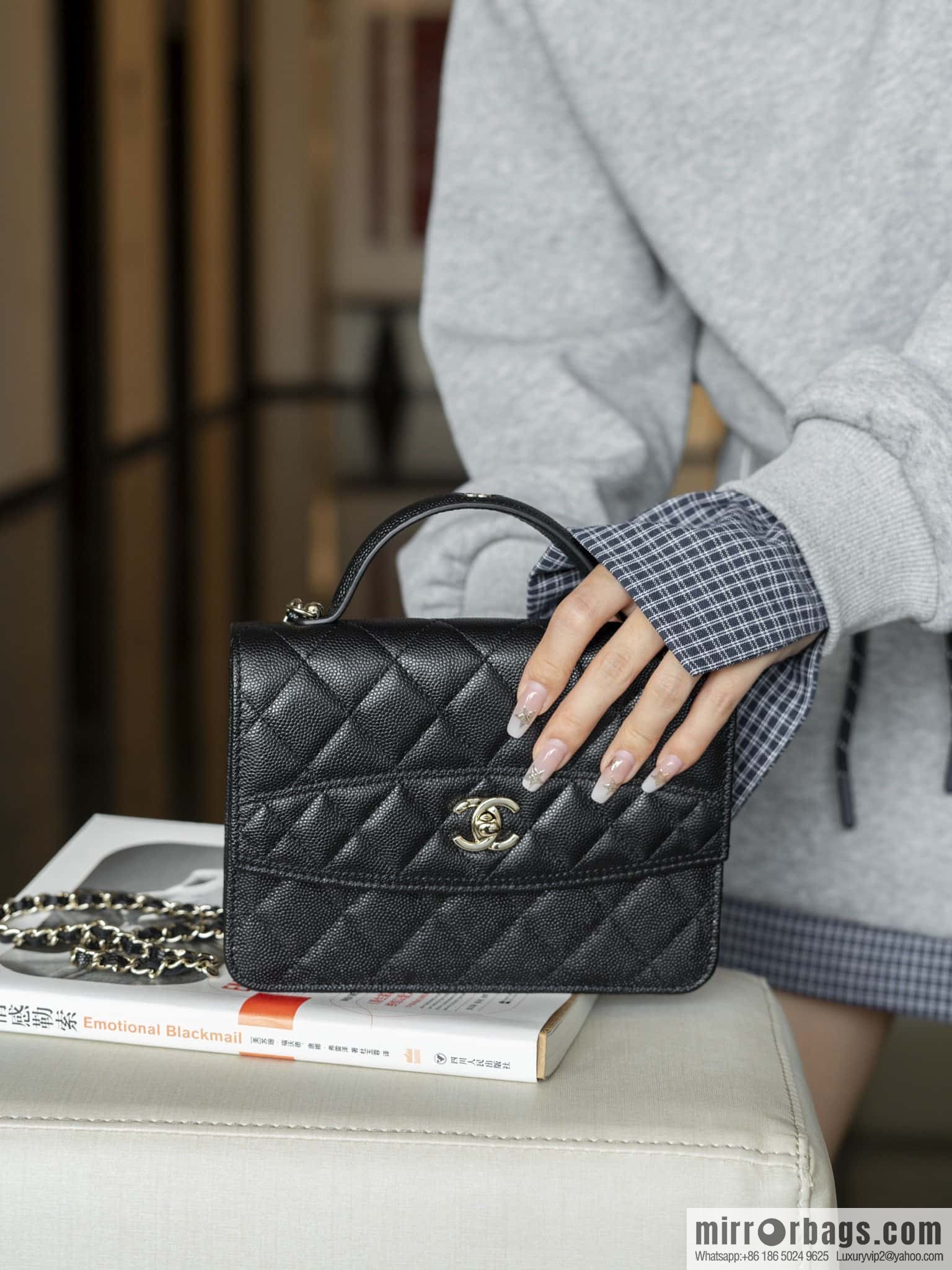 𝐂𝐡𝐚𝐧𝐞𝐥 𝟐𝟓𝐜 mini backpack, black gold 🖤 AP4406
