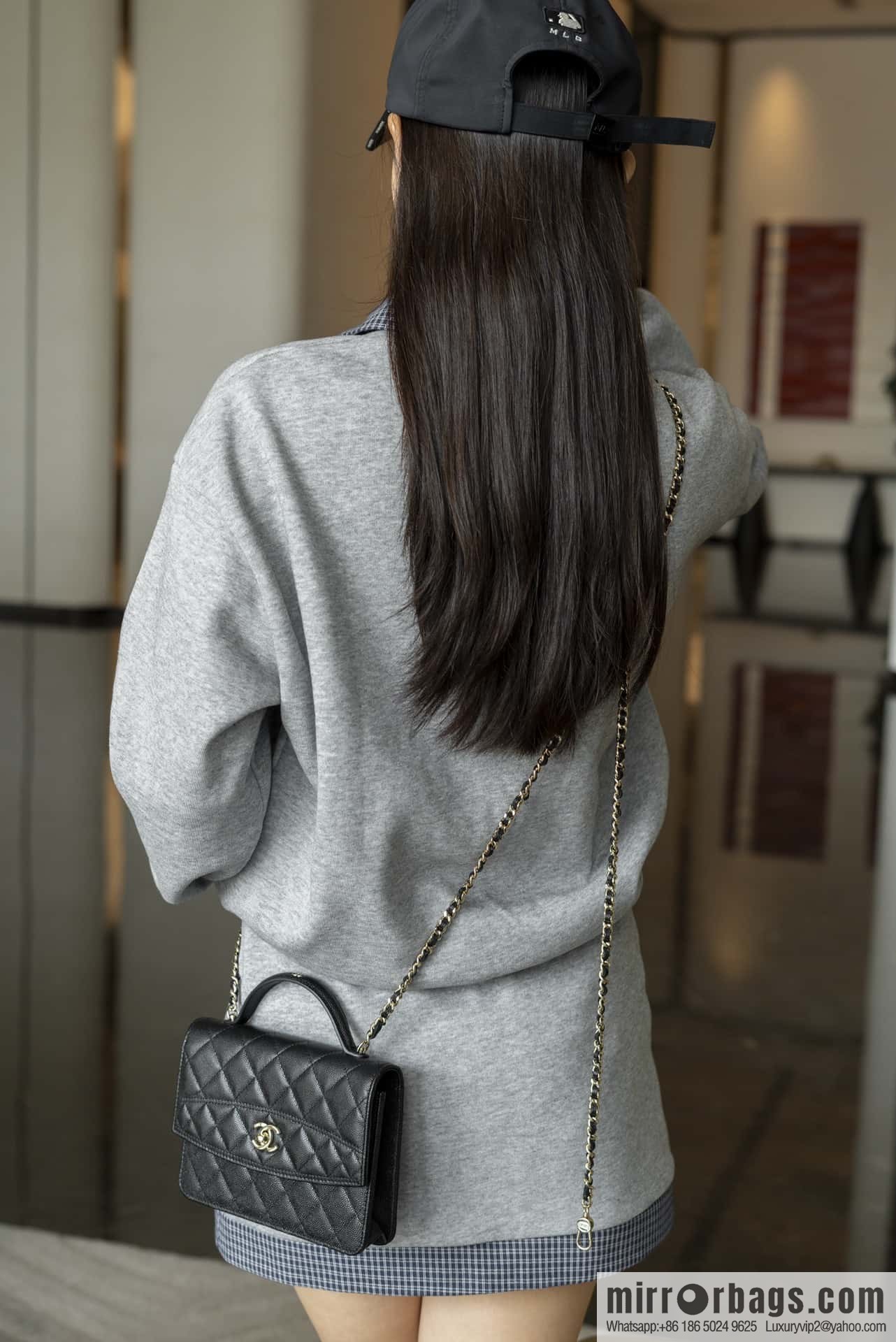 𝐂𝐡𝐚𝐧𝐞𝐥 𝟐𝟓𝐜 mini backpack, black gold 🖤 AP4406