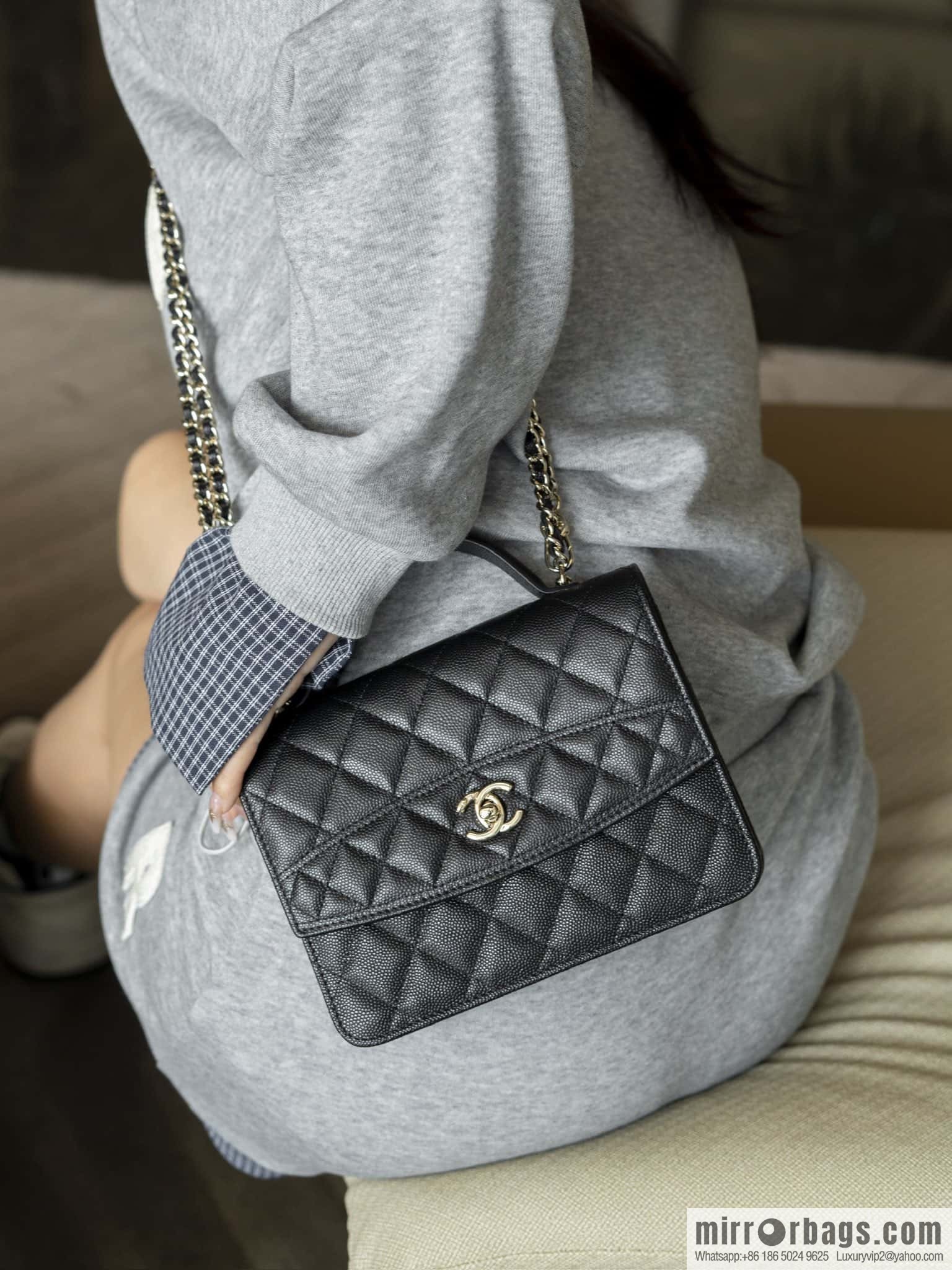 𝐂𝐡𝐚𝐧𝐞𝐥 𝟐𝟓𝐜 mini backpack, black gold 🖤 AP4406