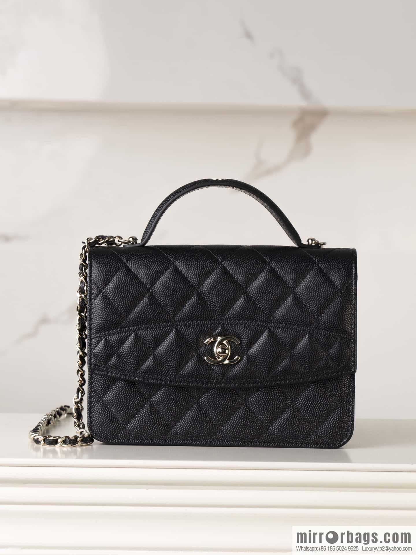 𝐂𝐡𝐚𝐧𝐞𝐥 𝟐𝟓𝐜 mini backpack, black gold 🖤 AP4406